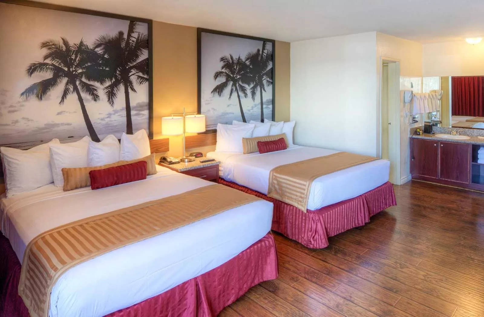 Photo of the whole room, Bed in Kings Inn Anaheim at The Park & Convention Center