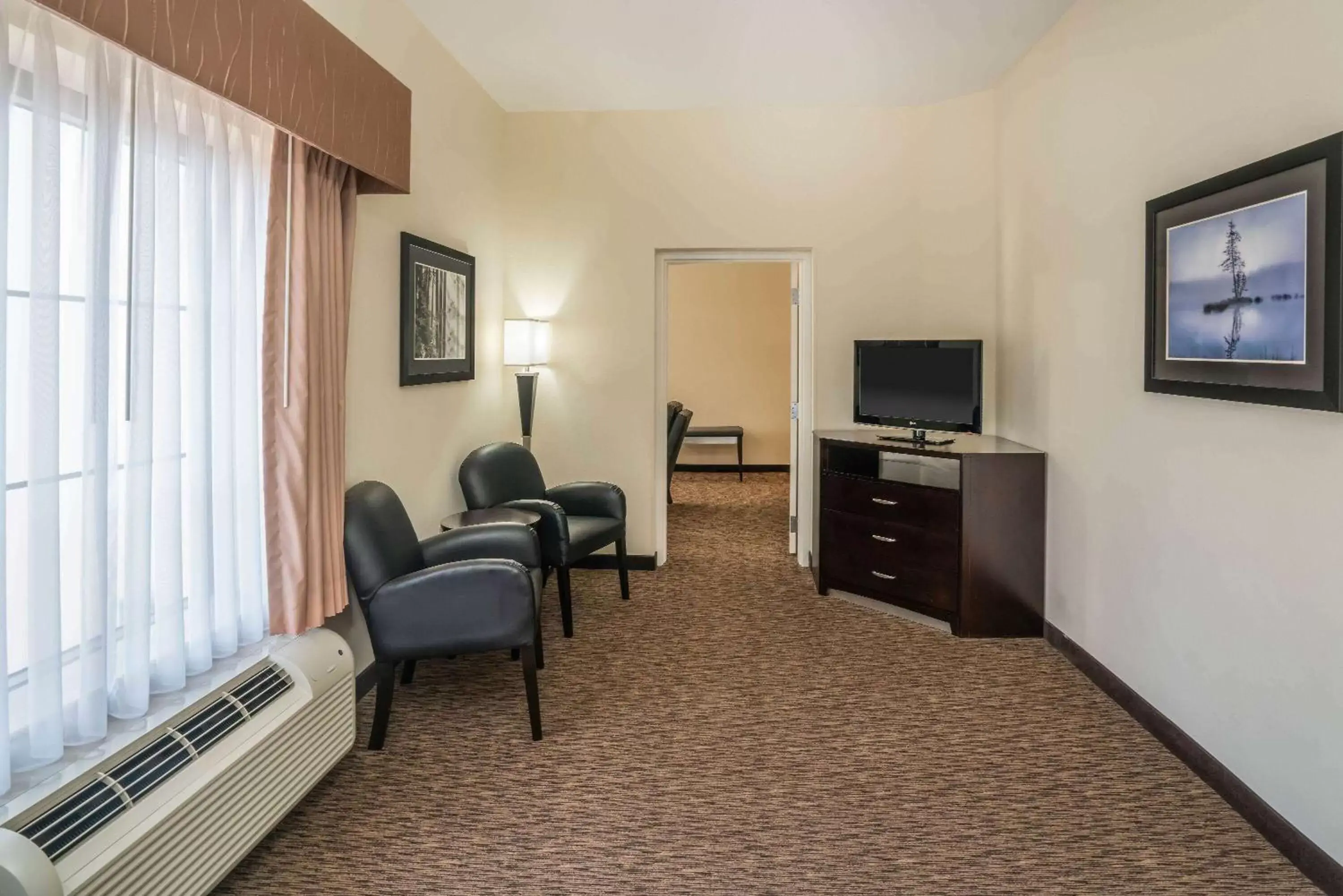 Photo of the whole room, TV/Entertainment Center in La Quinta by Wyndham Memphis Wolfchase