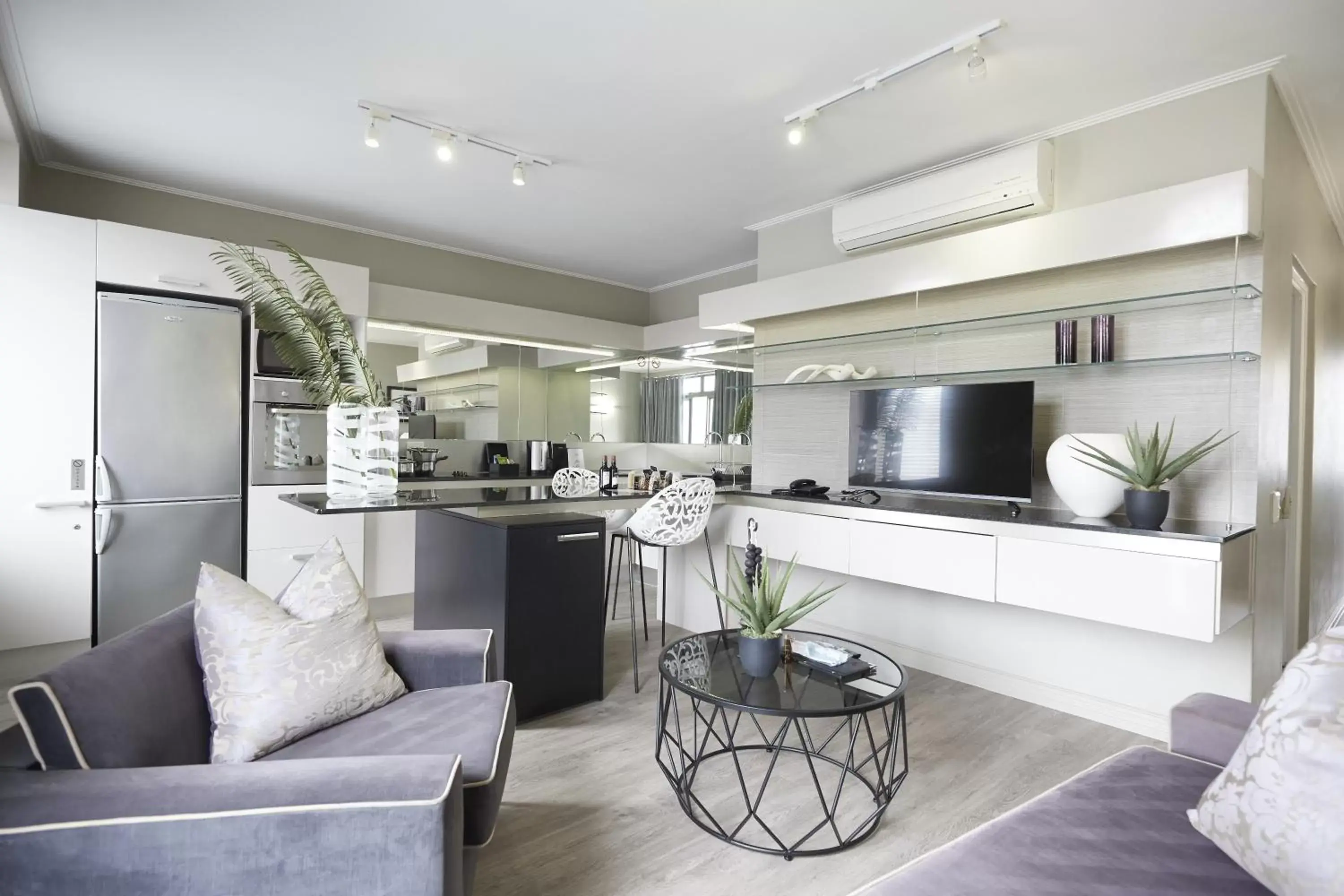 Coffee/tea facilities, Seating Area in The Hyde All Suite Hotel