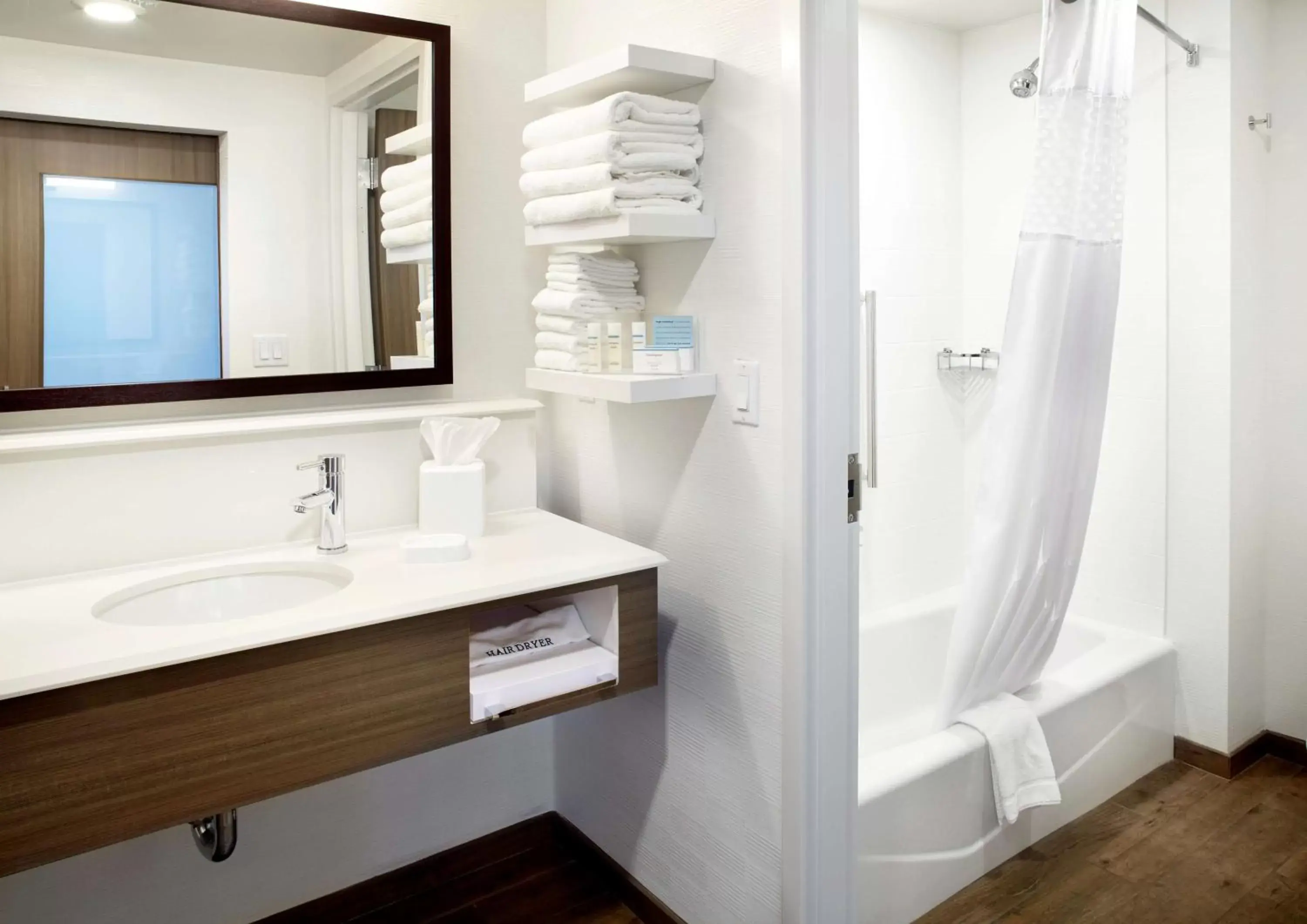 Bathroom in Hampton Inn & Suites Pittsburgh Airport South/Settlers Ridge
