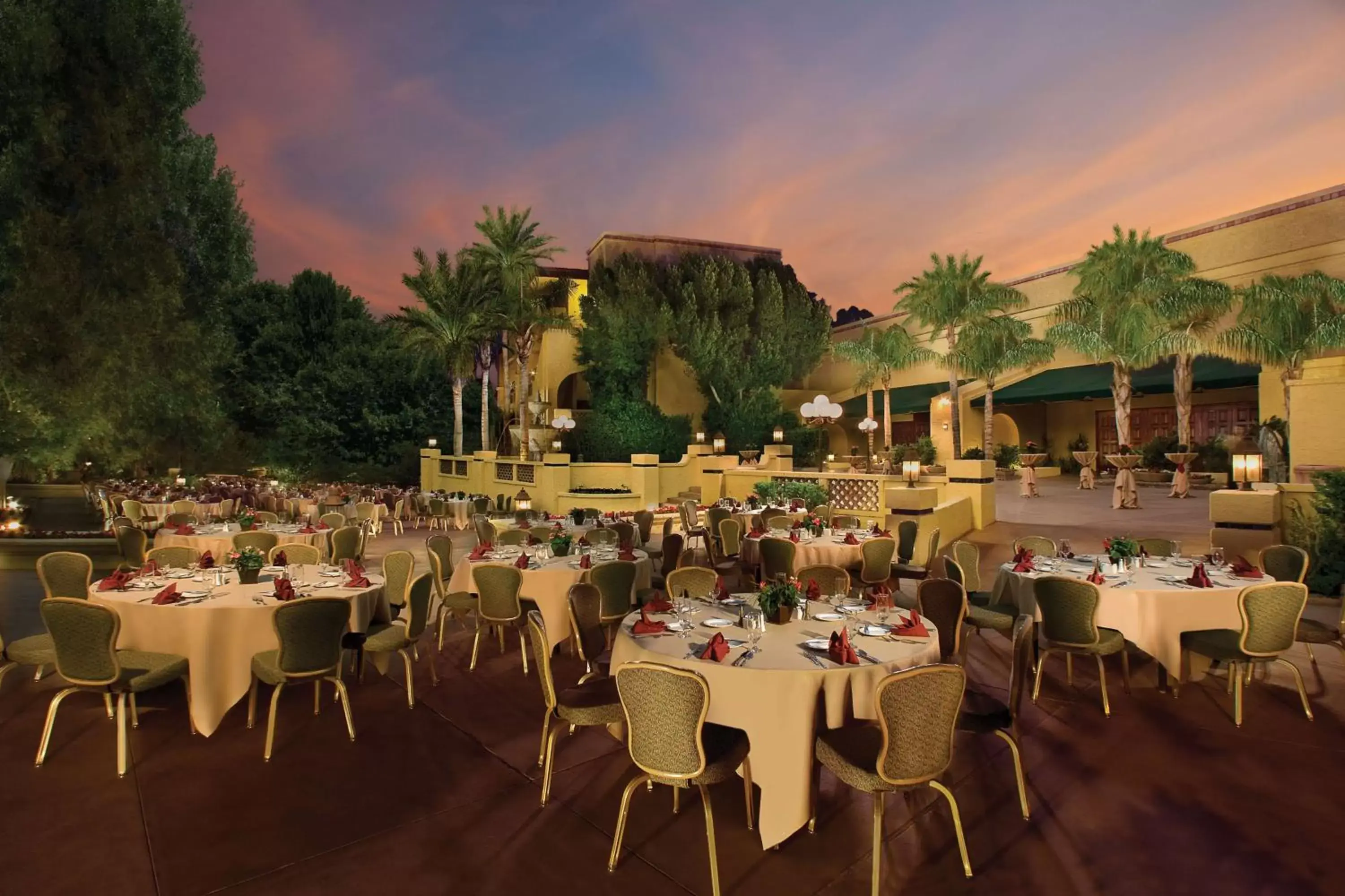 Patio, Restaurant/Places to Eat in Hilton Phoenix Tapatio Cliffs Resort