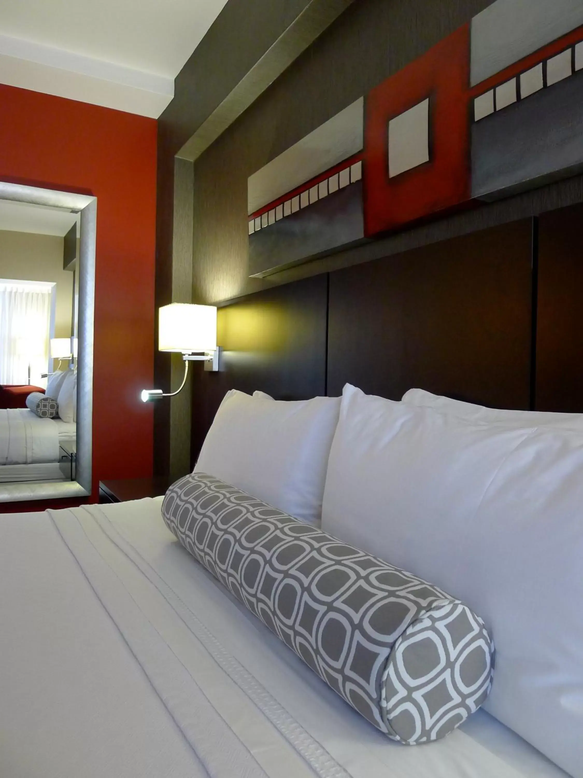 Photo of the whole room, Bed in Armon Plaza Montreal Airpt, Trademark Collection by Wyndham