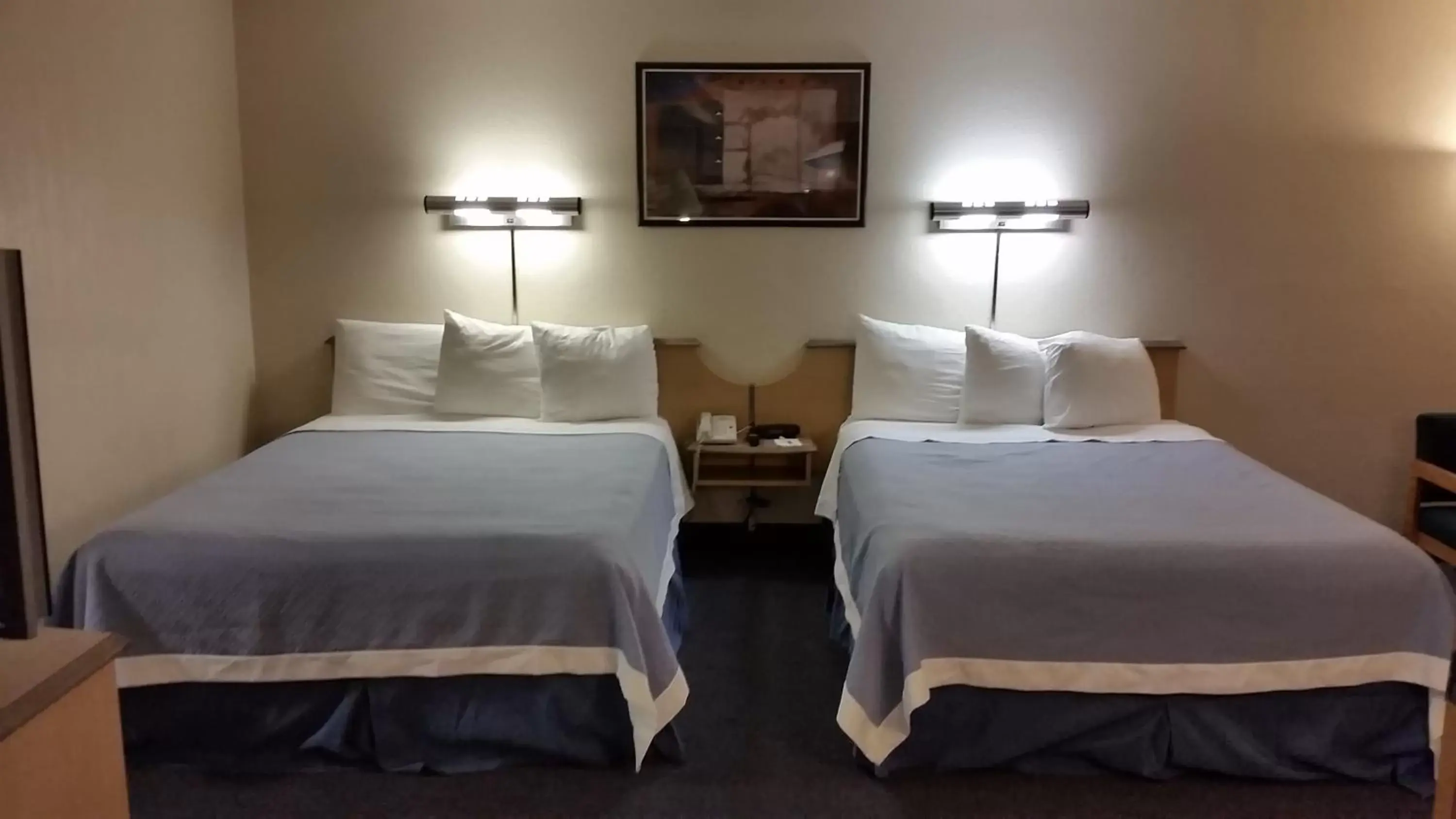 Photo of the whole room, Bed in Days Inn by Wyndham Buena Park