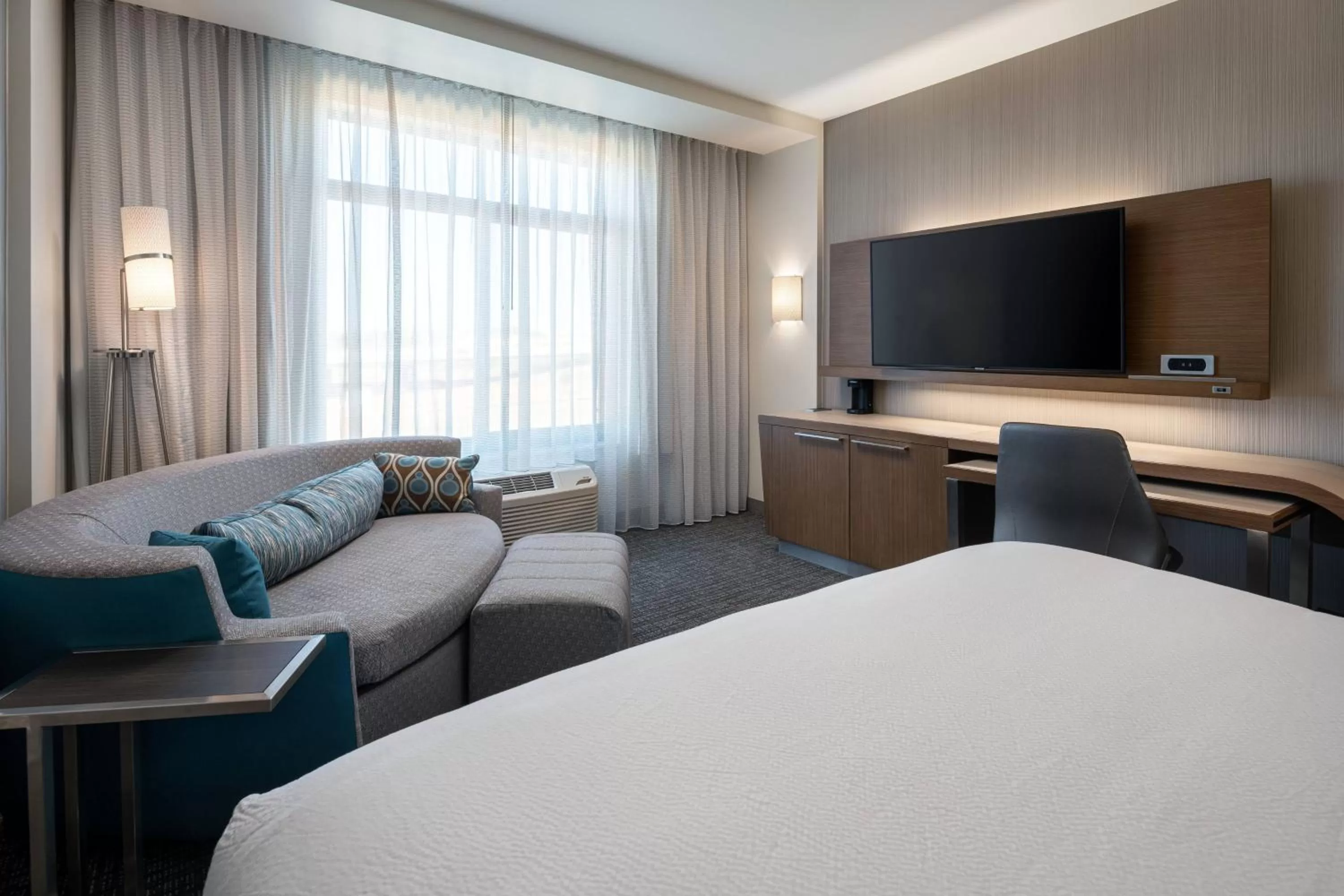 Photo of the whole room, Bed in Courtyard by Marriott Petaluma Sonoma County