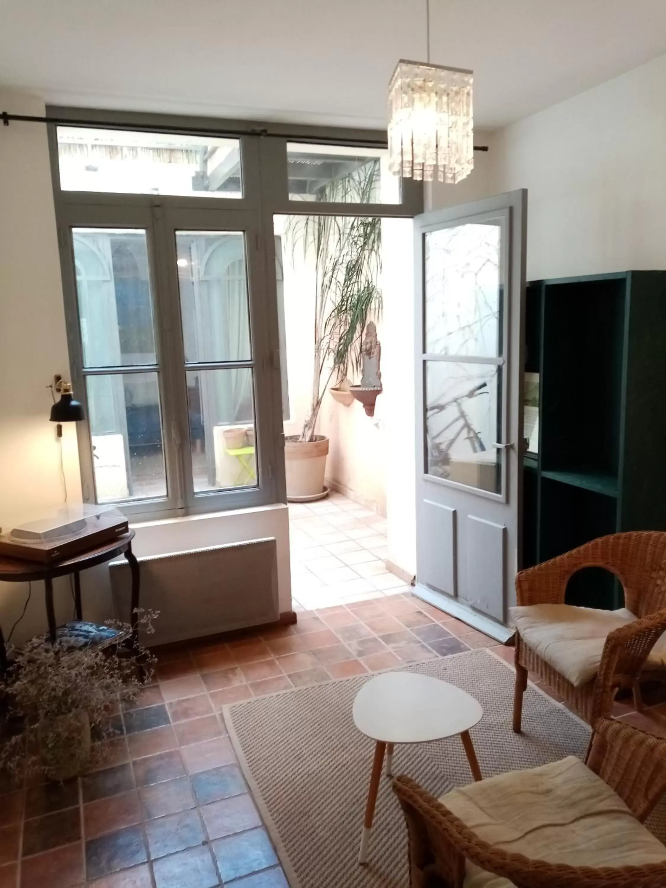 Living room, TV/Entertainment Center in Maison aigues-mortaise dans la cité