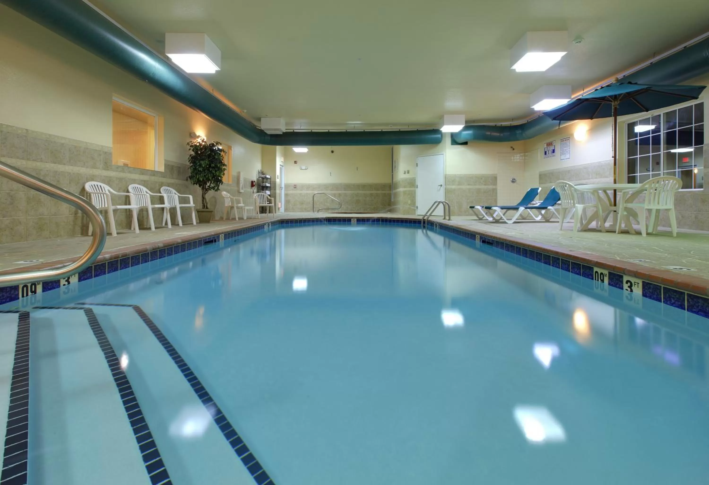 Swimming pool in Country Inn & Suites by Radisson, El Dorado, AR