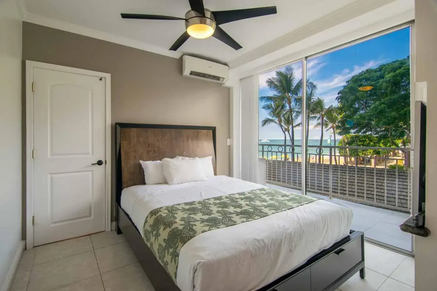 Bed in Waikiki Shore by Outrigger