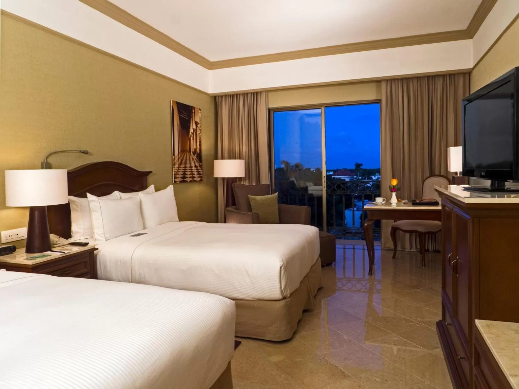 Photo of the whole room, Bed in Fiesta Americana Merida