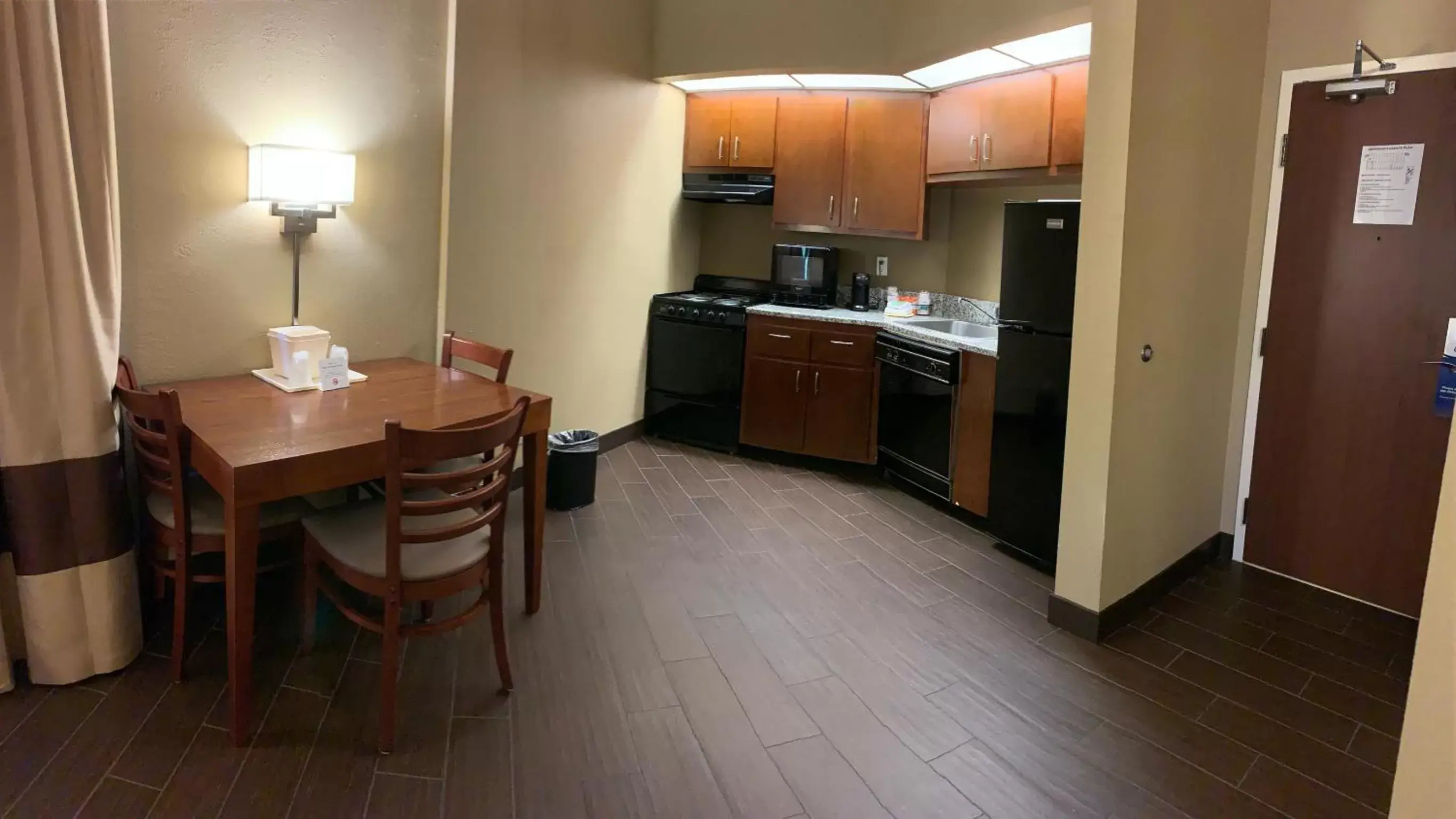 Kitchen or kitchenette, Kitchen/Kitchenette in Comfort Inn Naples East I-75