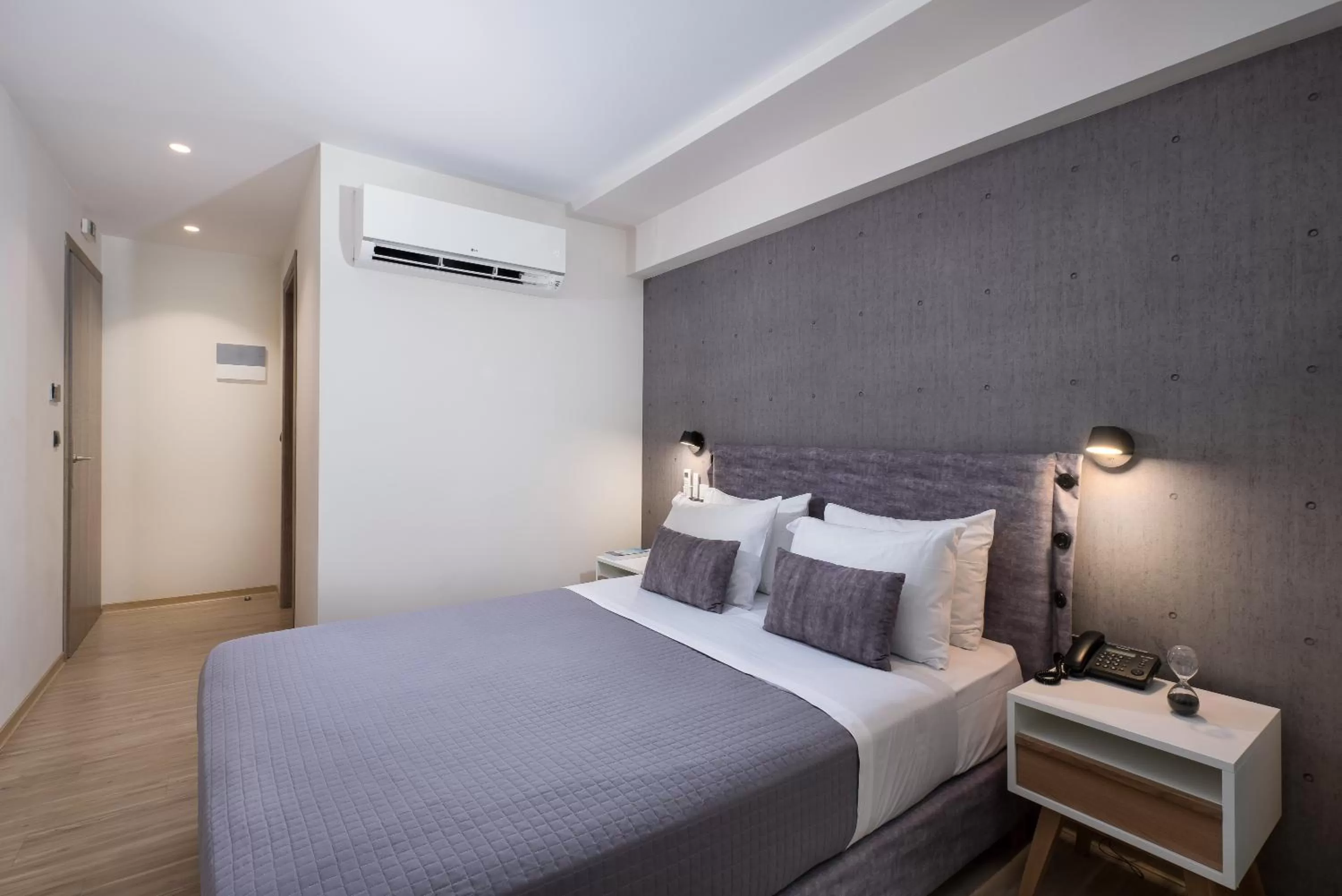 Photo of the whole room, Bed in Enattica Suites