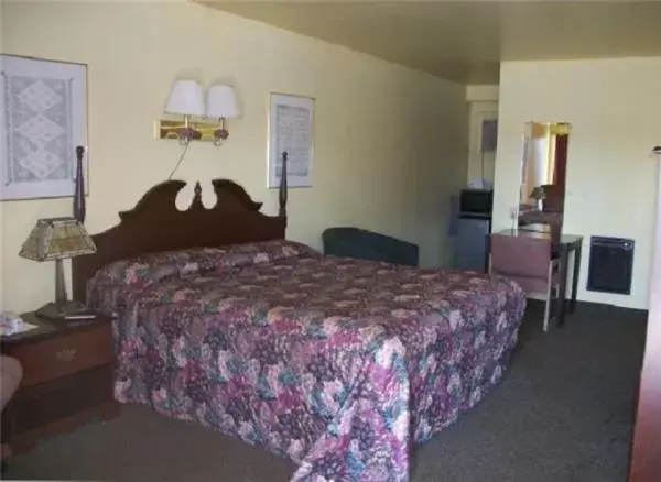 Photo of the whole room, Bed in Cottonwood Inn