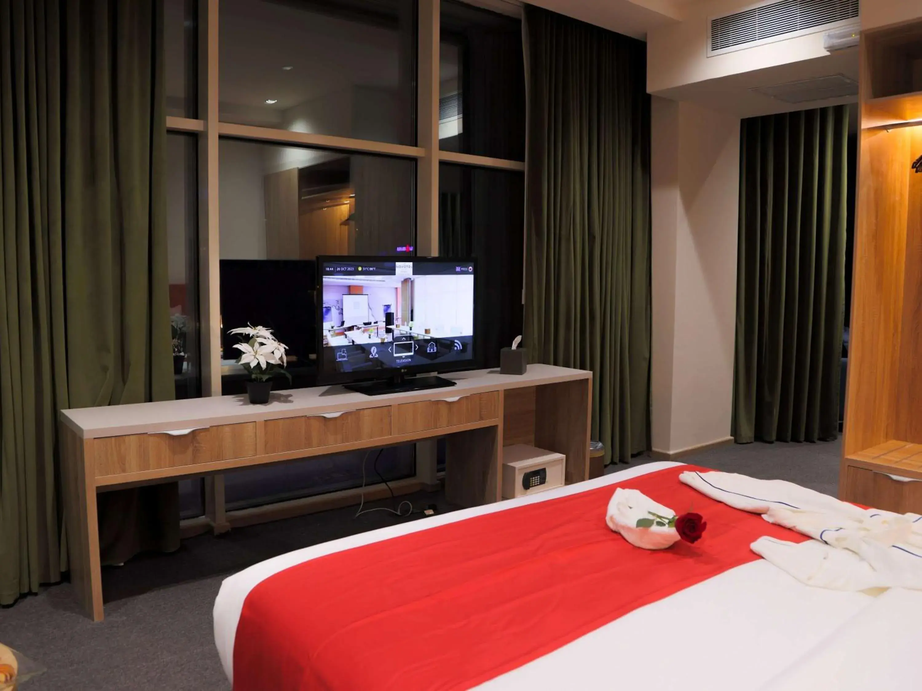 Bedroom, TV/Entertainment Center in Novotel Suites Riyadh Dyar