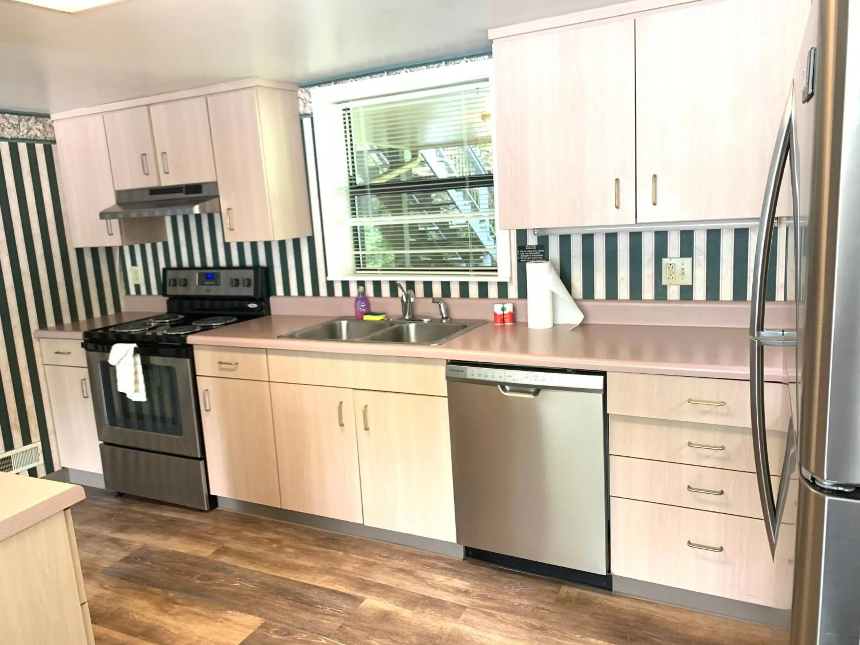 Communal kitchen, Kitchen/Kitchenette in Carr's Northside Hotel and Cottages