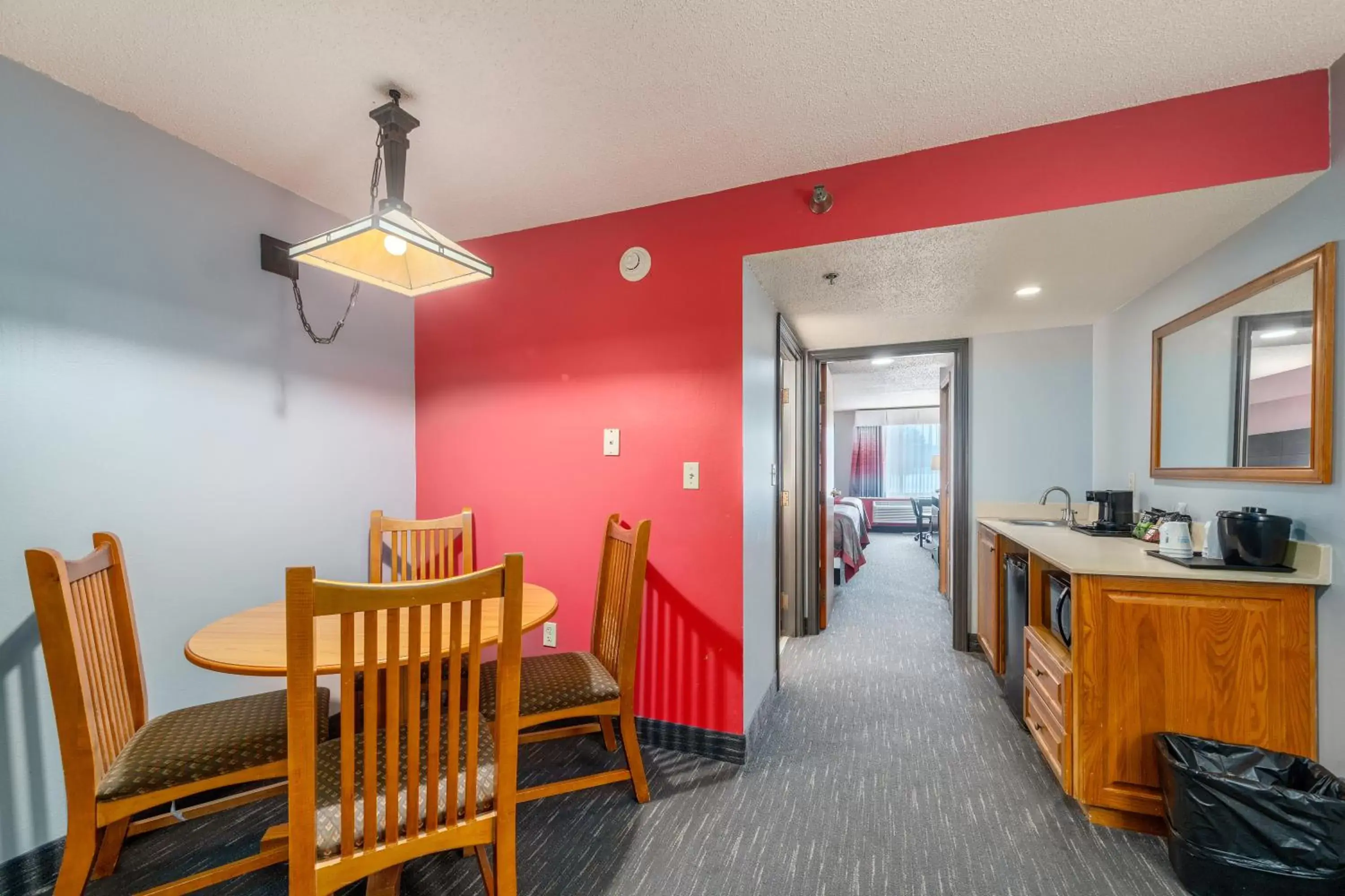 Dining Area in Ramada by Wyndham Sioux Falls Airport - Waterpark Resort & Event Center