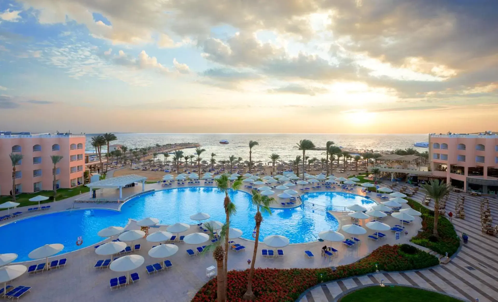 Swimming pool, Pool View in Beach Albatros Resort - Hurghada