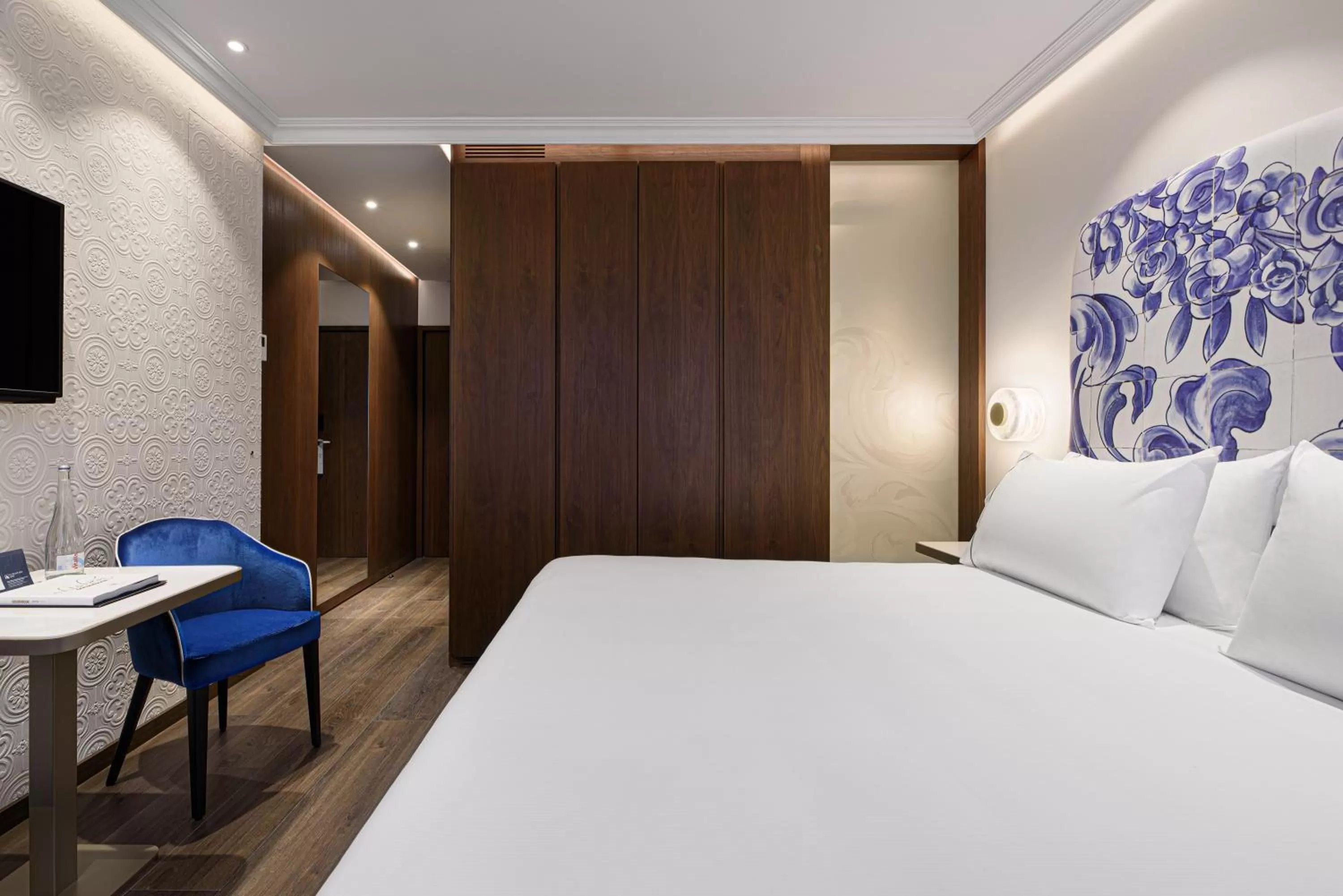 Photo of the whole room, Bed in Eurostars Universal Lisboa
