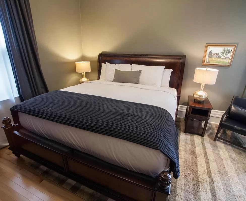 Standard Queen Room in Fairholm Boutique Inns