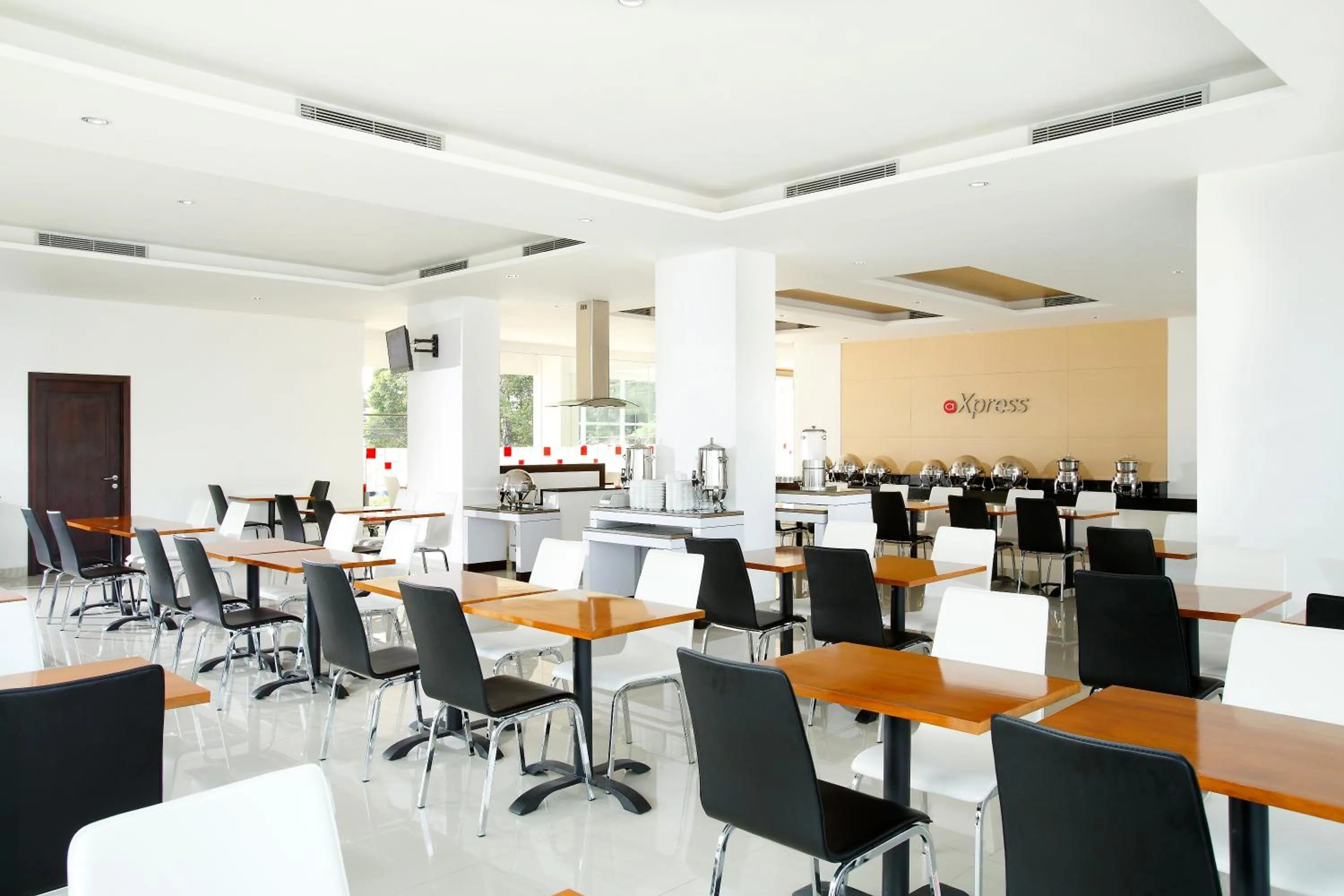 Restaurant/places to eat in Amaris Hotel Tebet