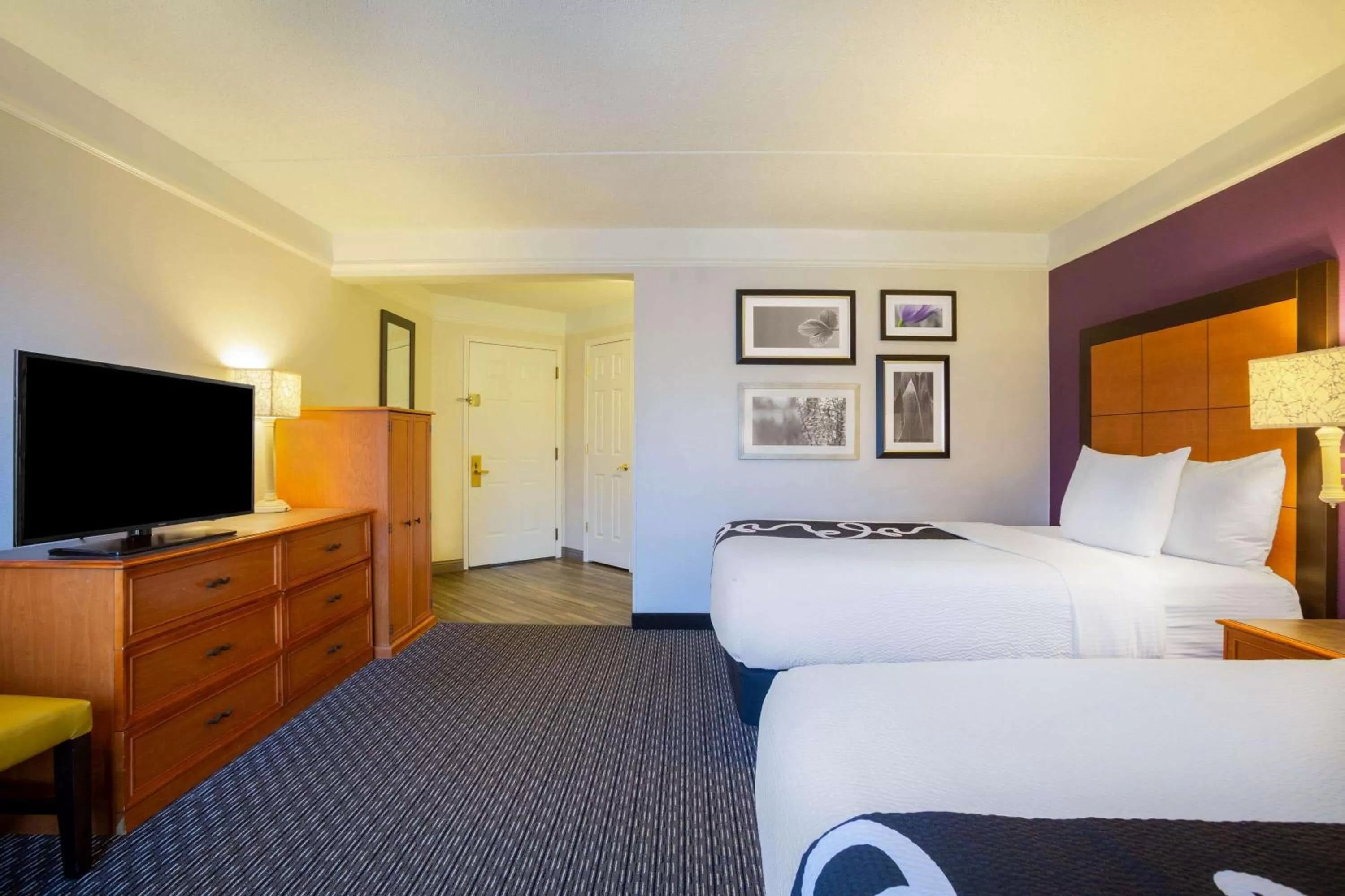 Photo of the whole room, Bed in La Quinta by Wyndham St. Louis Westport