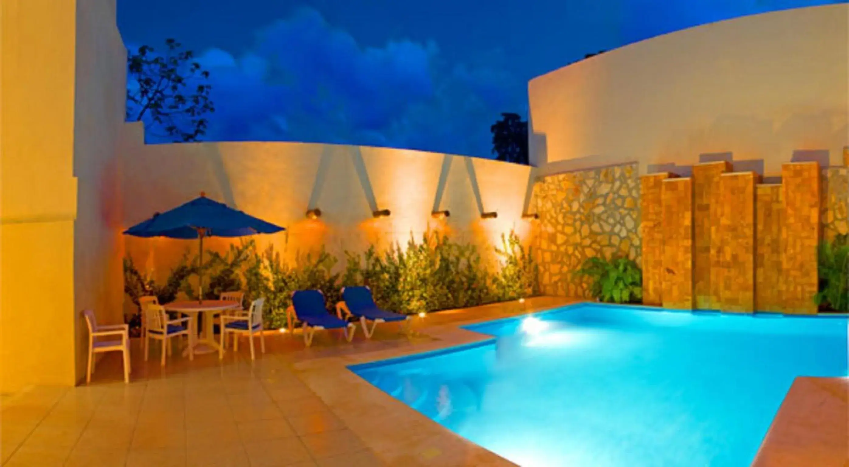 Property building, Swimming Pool in Hotel Lopez Campeche