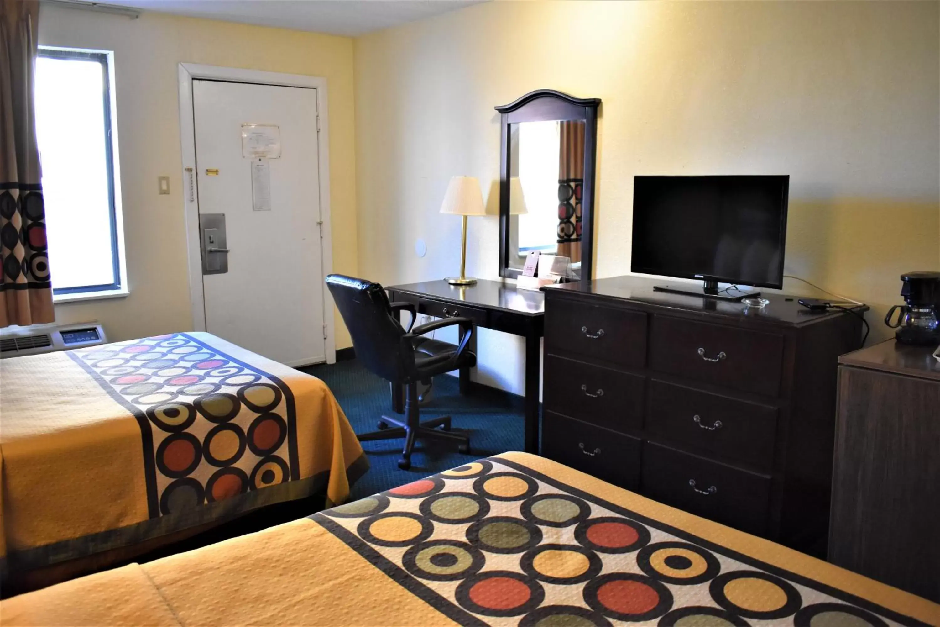 Bed, TV/Entertainment Center in Super 8 by Wyndham Atlantic City