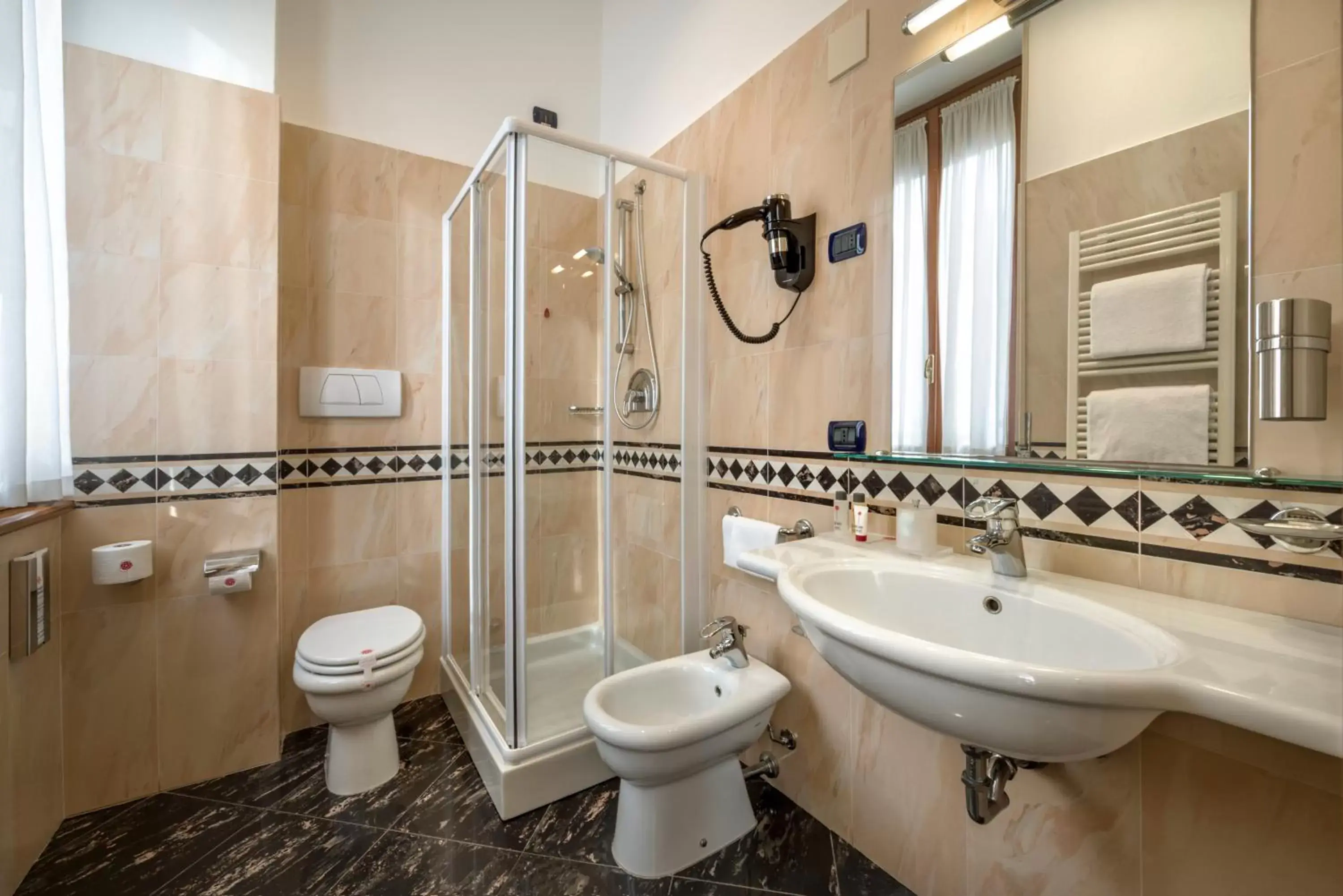 Shower, Bathroom in Lancaster Hotel
