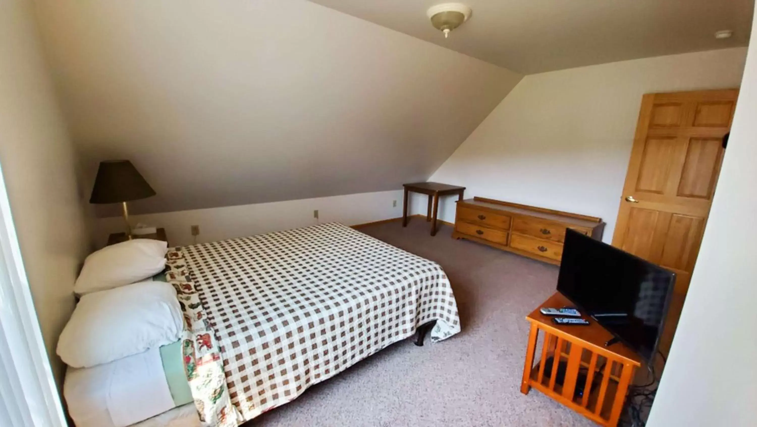 Photo of the whole room, Bed in Jasper Ridge Inn Ishpeming