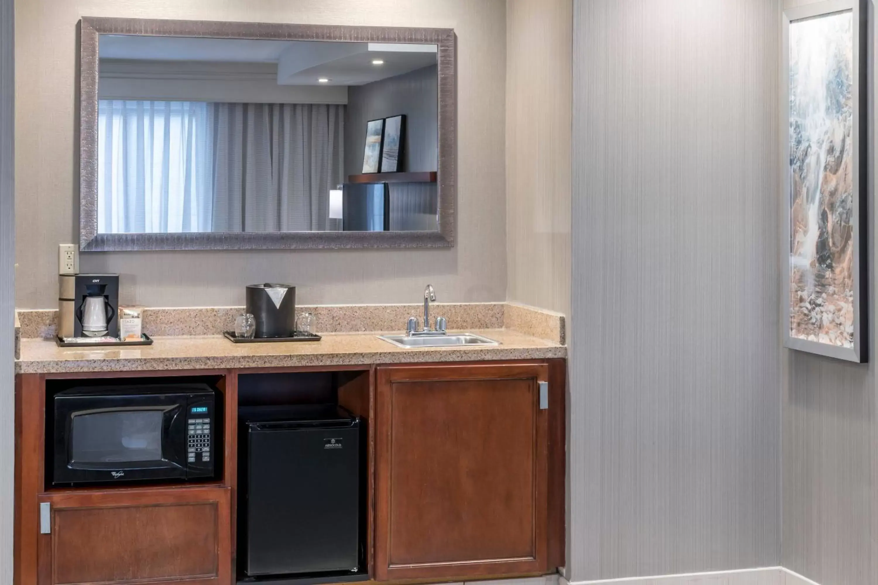 Photo of the whole room, Kitchen/Kitchenette in Courtyard by Marriott West Orange