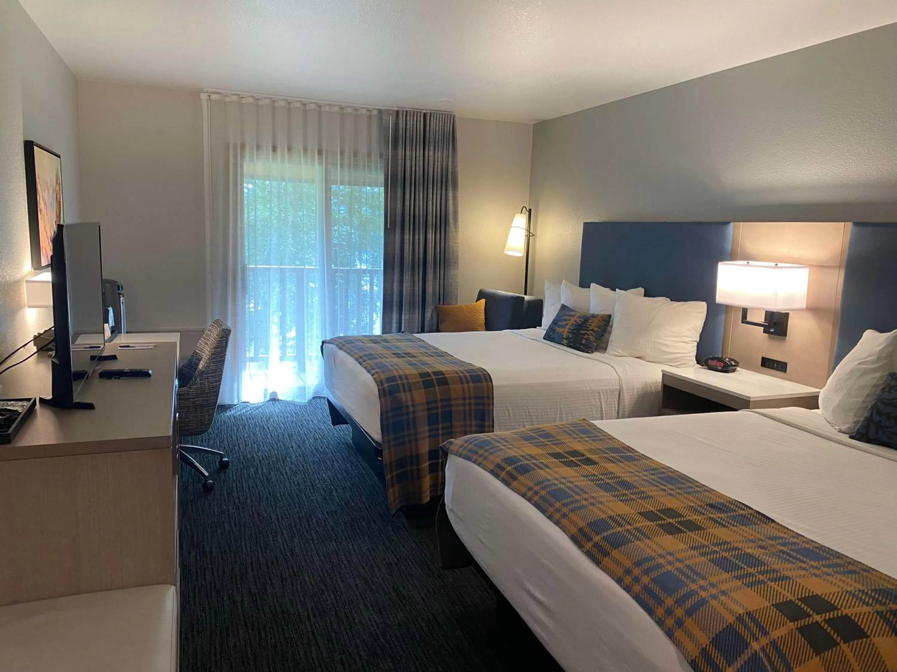 Bedroom in Best Western Lake Lucille Inn