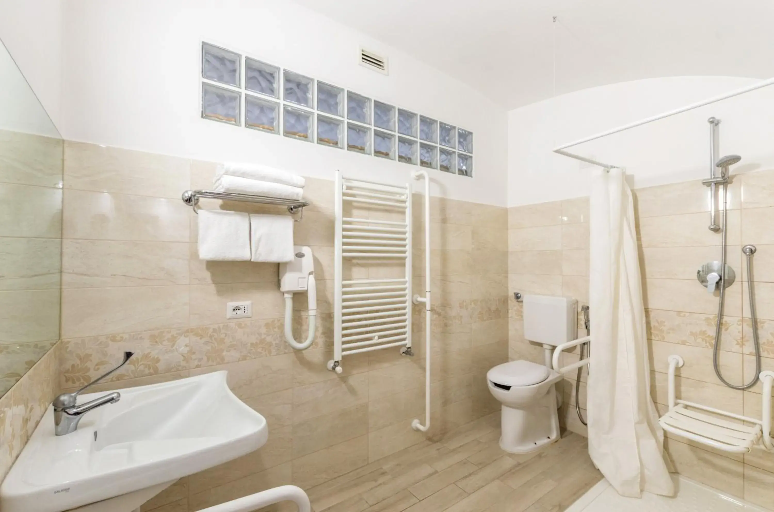 Shower, Bathroom in Hotel Tempio Di Pallade