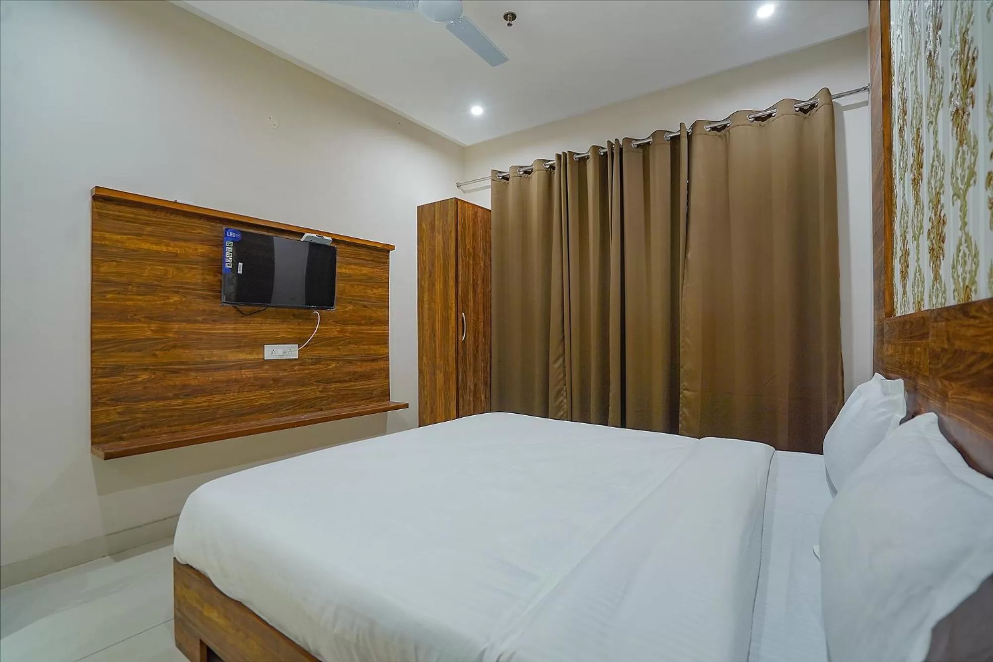 Bed in FabHotel HC Mohali Inn