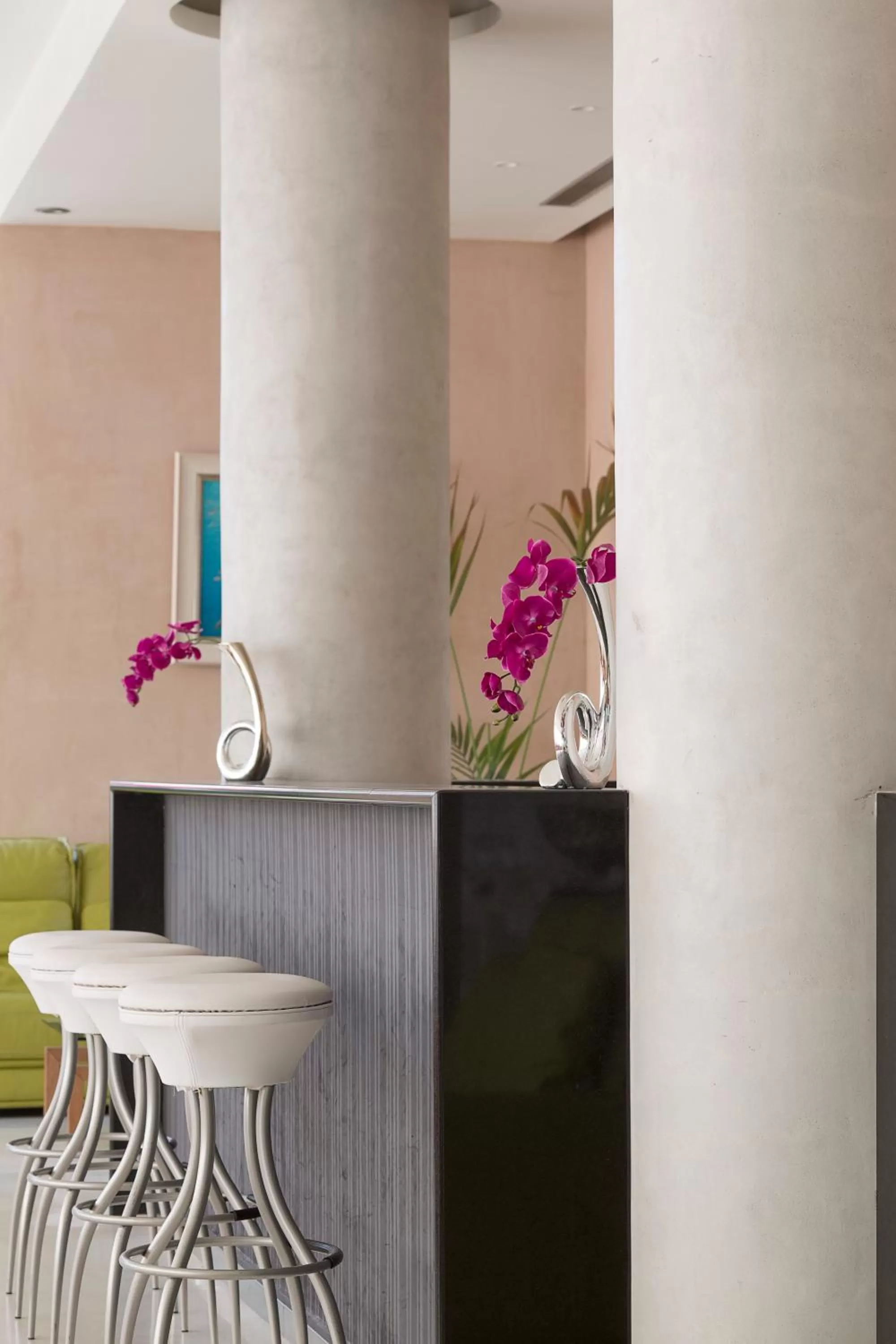 Lounge or bar, Kitchen/Kitchenette in Civitel Olympic