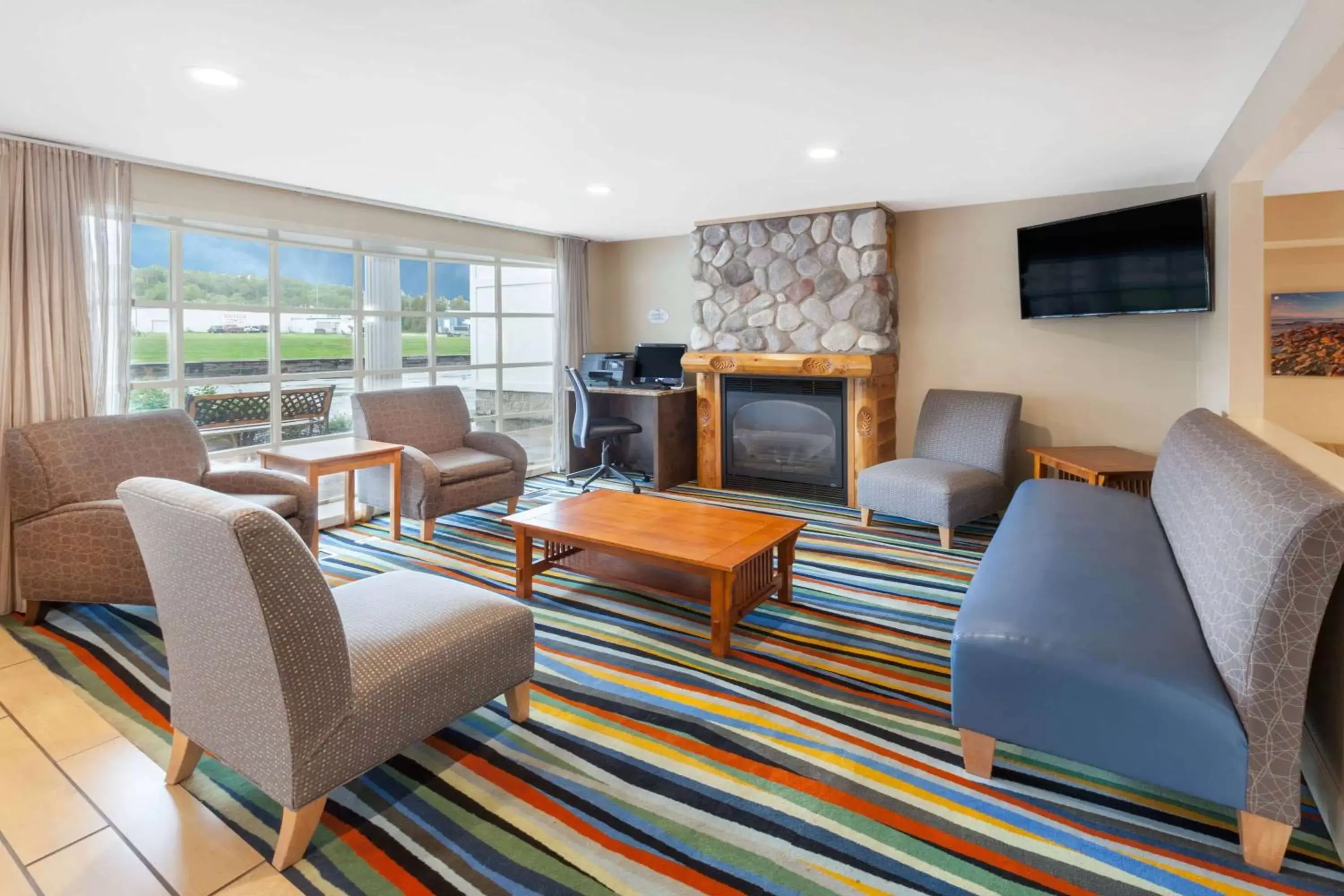 Lobby or reception, Seating Area in Baymont by Wyndham St. Ignace Lakefront