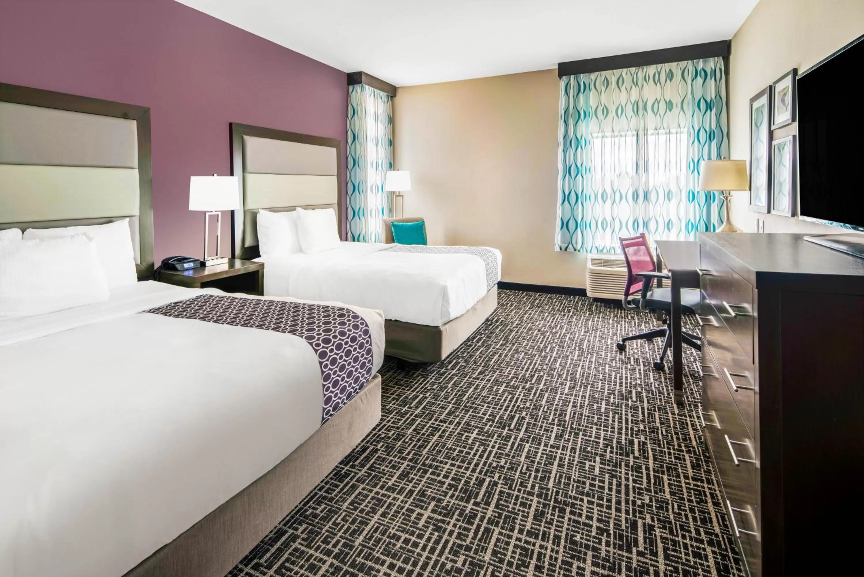 Seating area, Bed in La Quinta by Wyndham McAllen La Plaza Mall