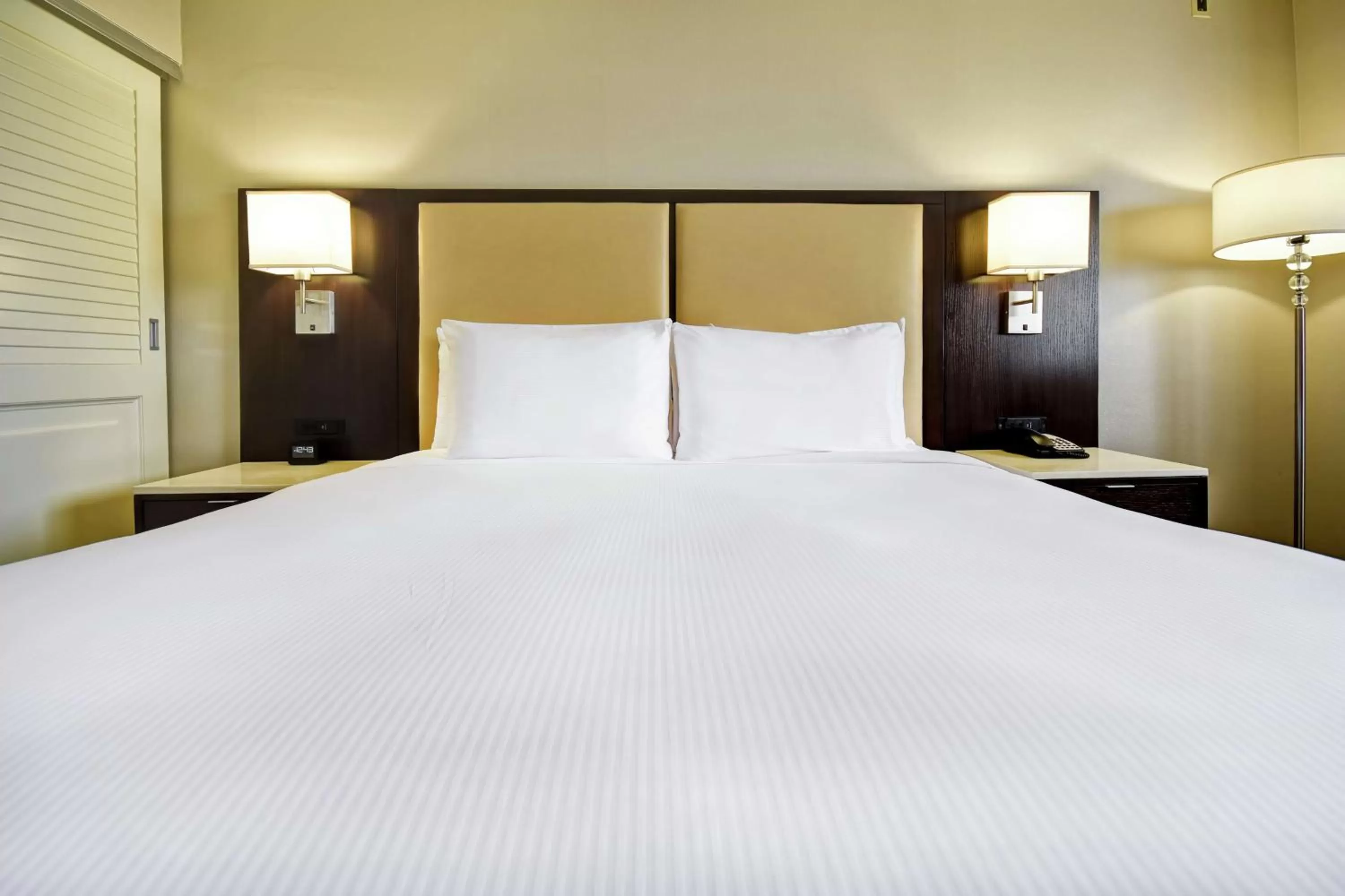 Bed in DoubleTree by Hilton Pleasanton at The Club