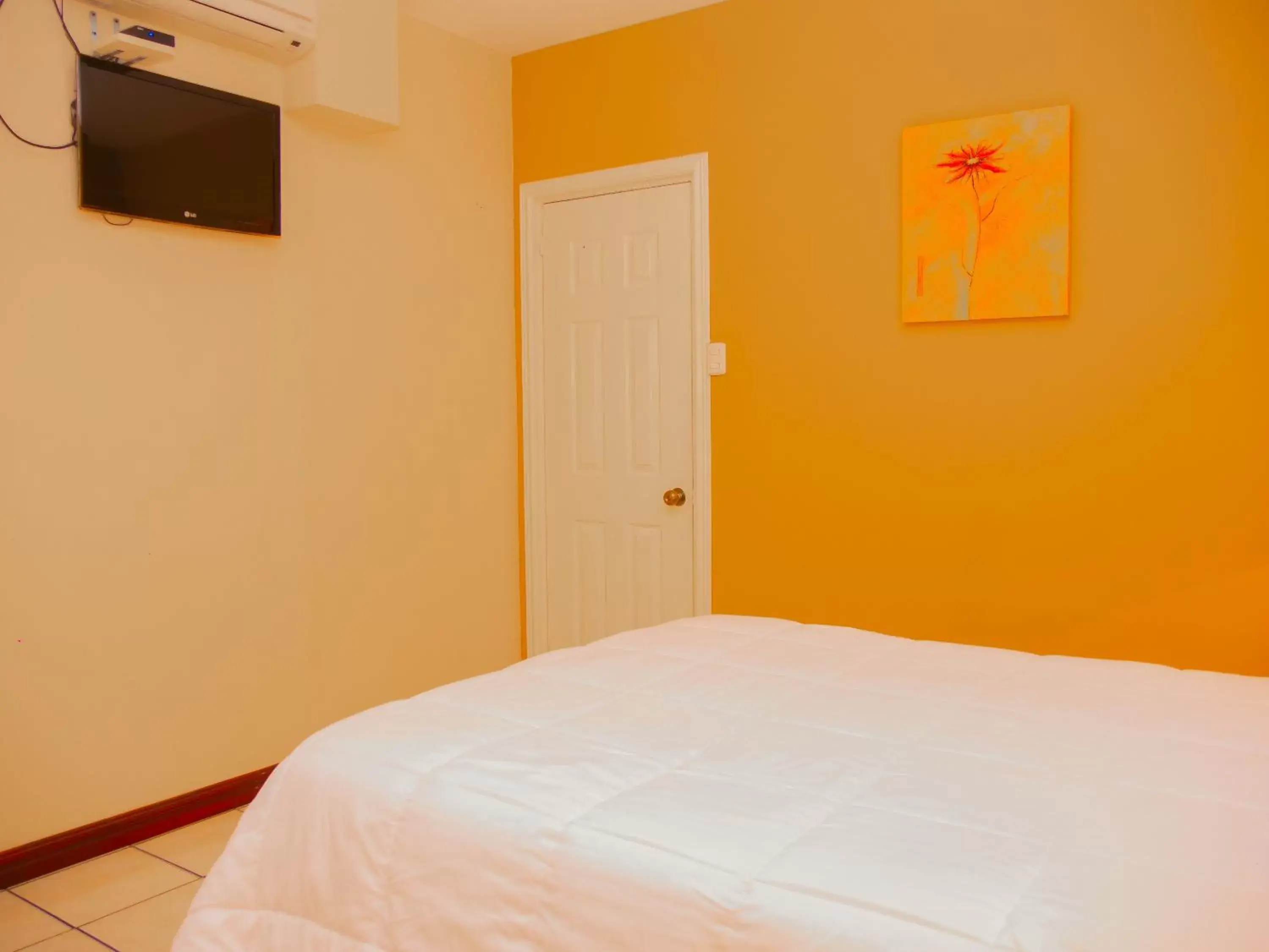 Communal lounge/ TV room, Bed in Hotel Bamboo Aeropuerto