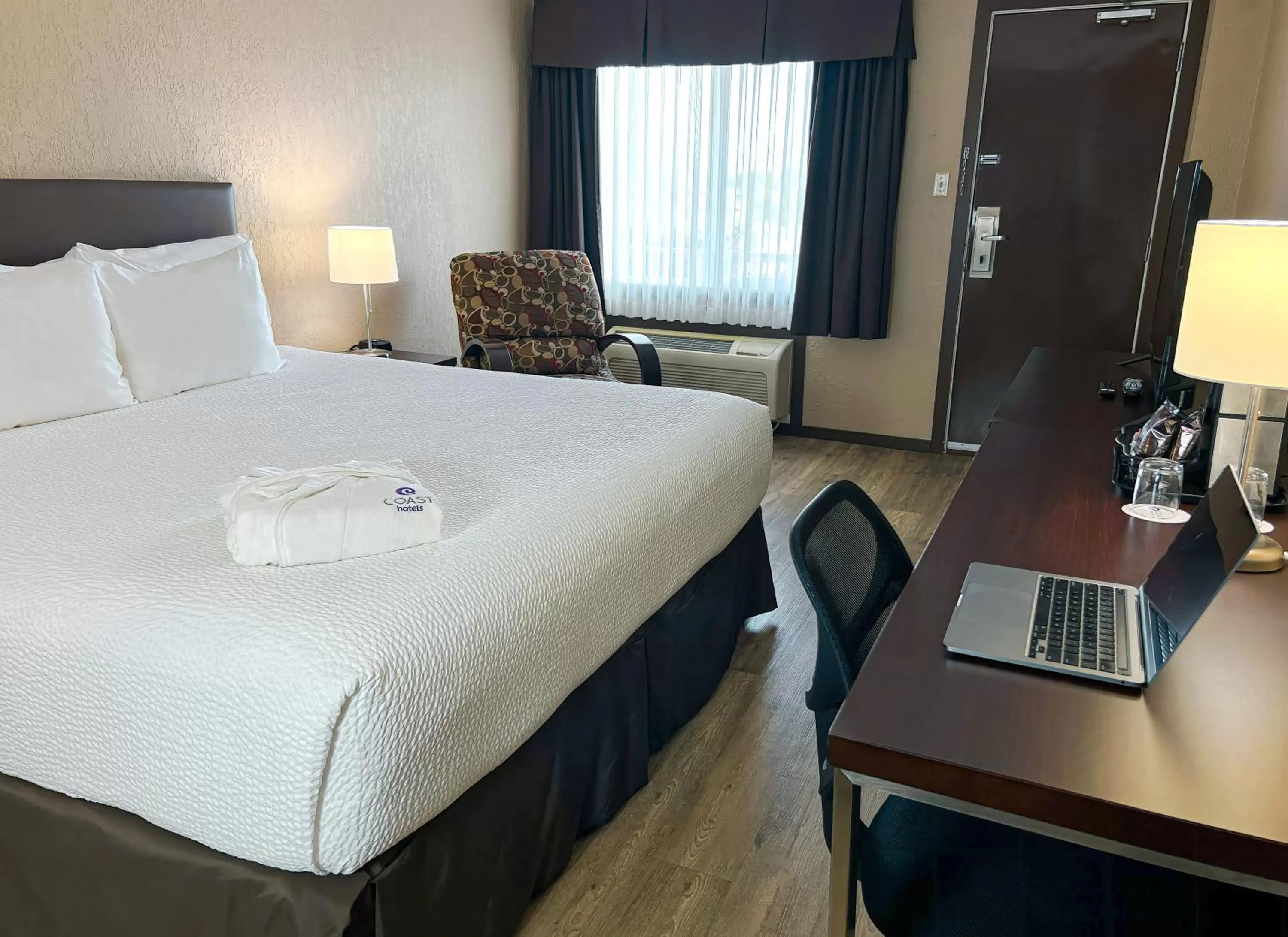Bedroom, Bed in Coast Swift Current Hotel