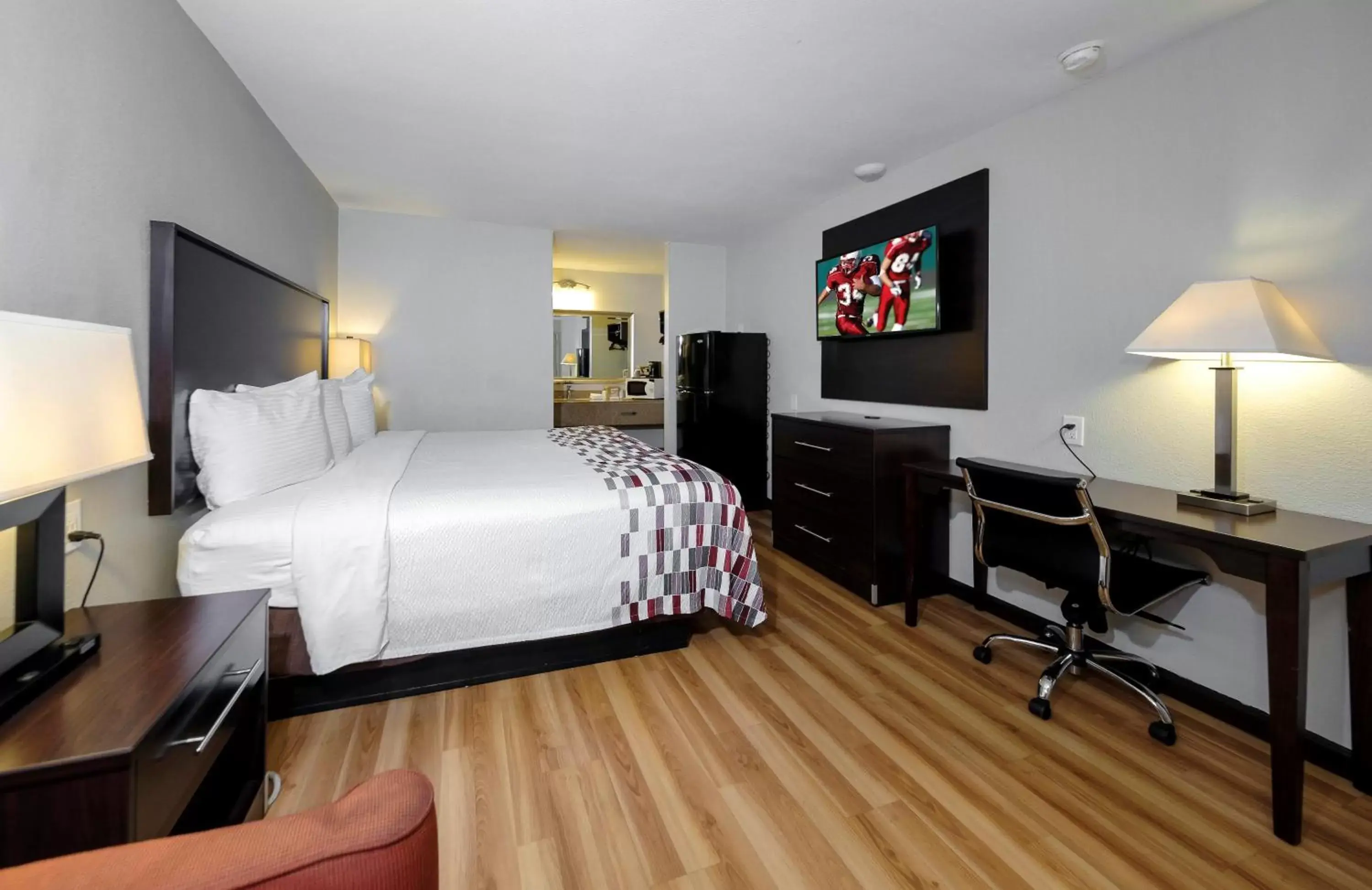 Photo of the whole room, Room Photo in Red Roof Inn Arlington - Entertainment District