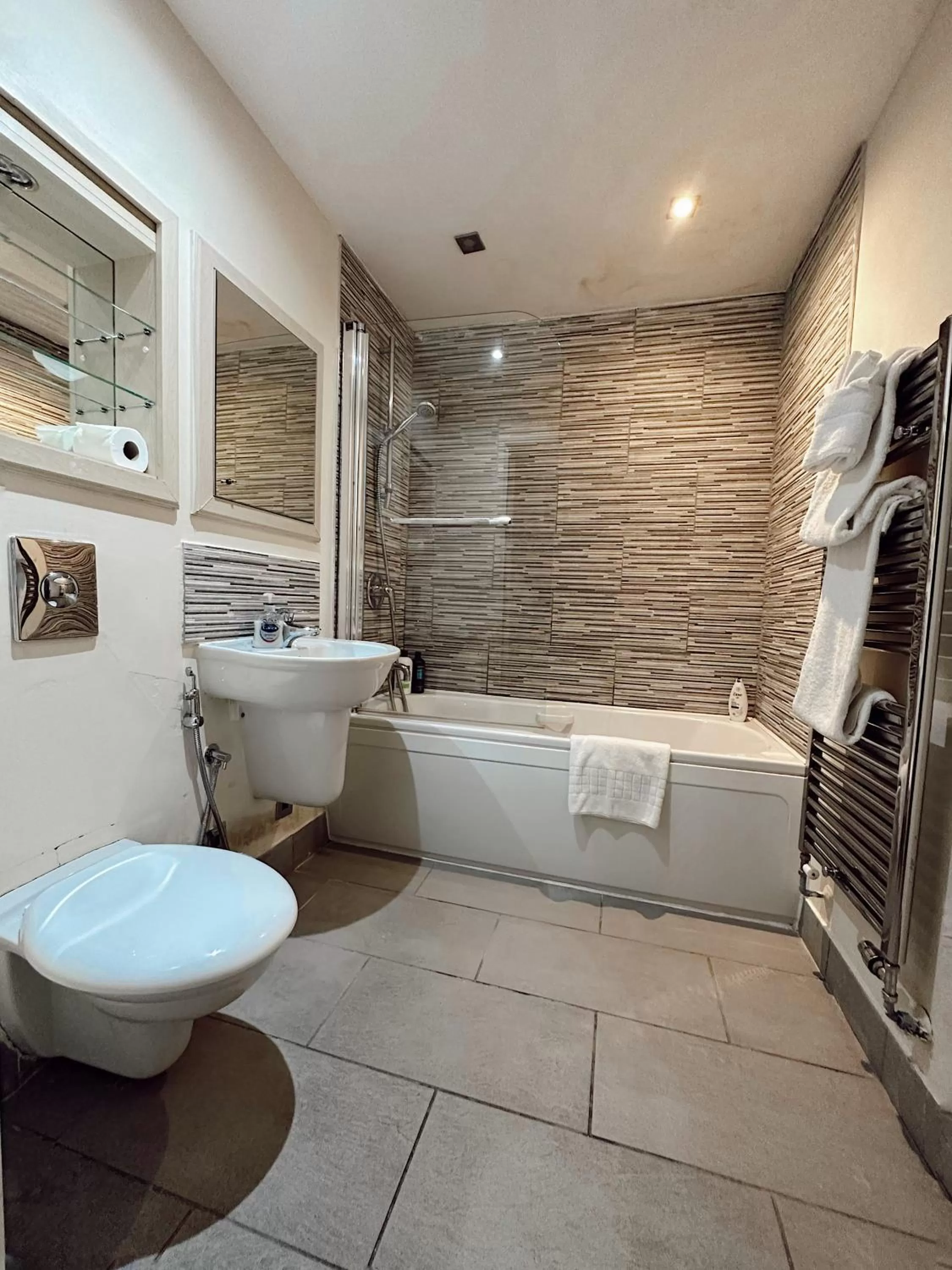 Toilet in Canary Wharf - Luxury Apartments