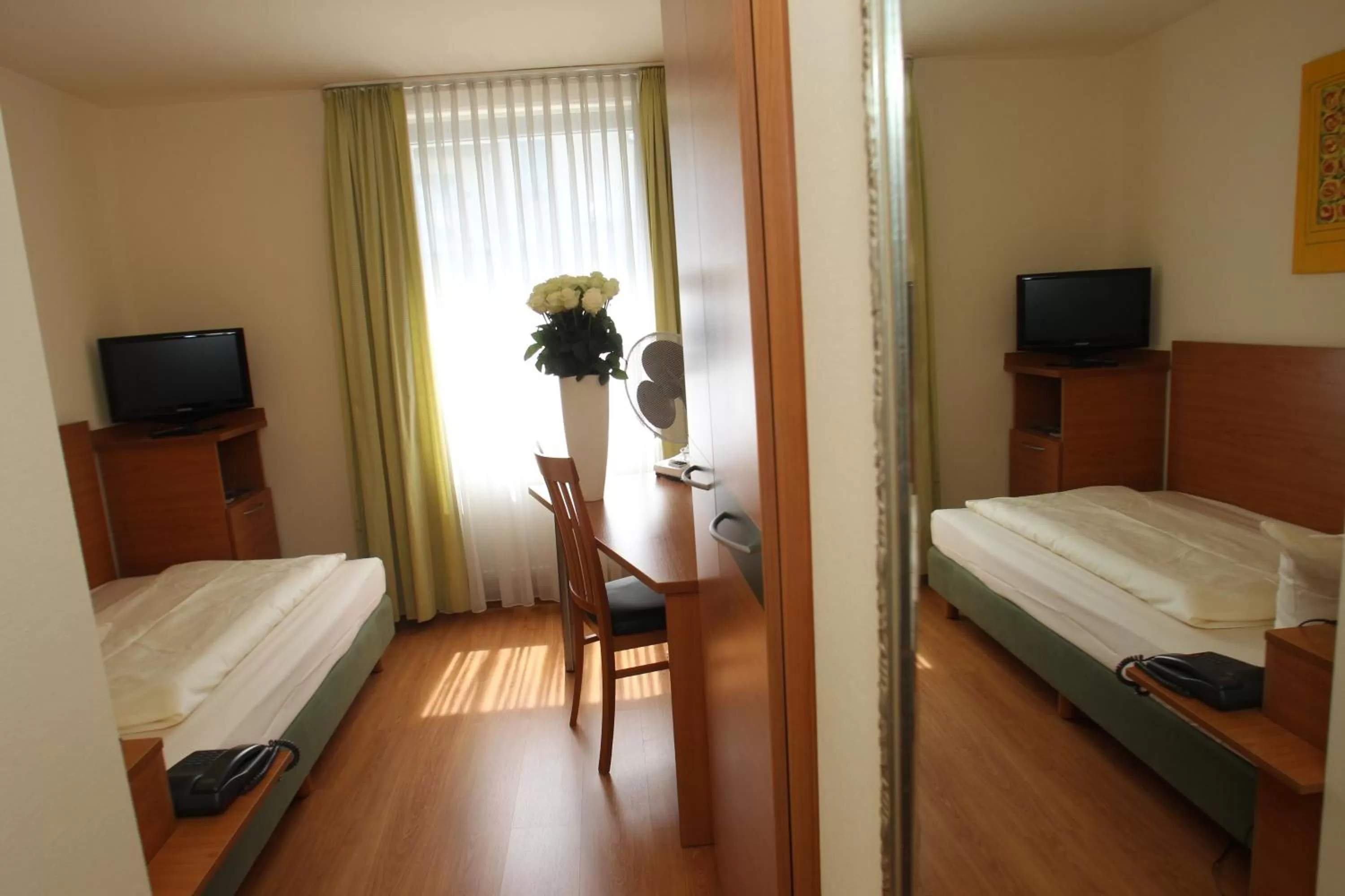 Photo of the whole room, Bed in Memphis Hotel