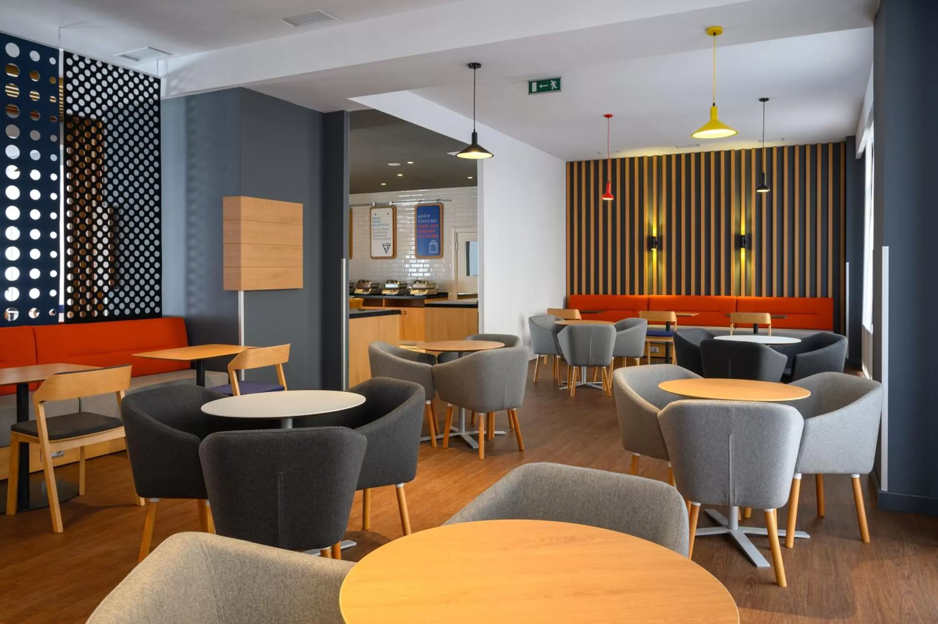 Restaurant/places to eat, Lounge/Bar in Holiday Inn Express - Almaty, an IHG Hotel