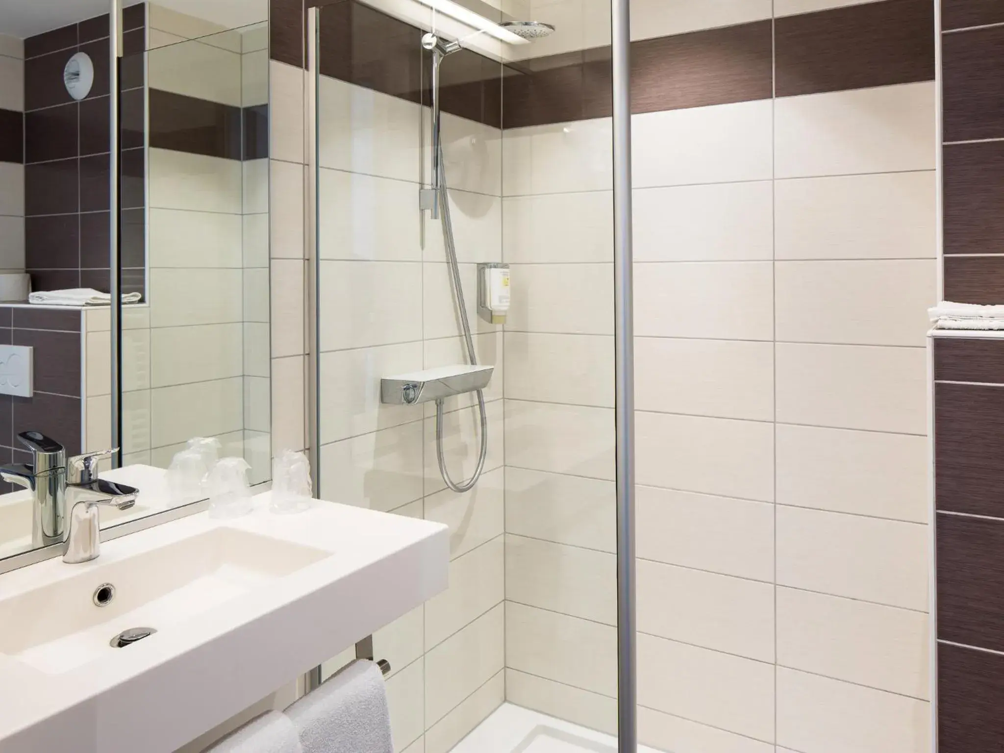 TV and multimedia, Bathroom in Greet Hotel Colmar