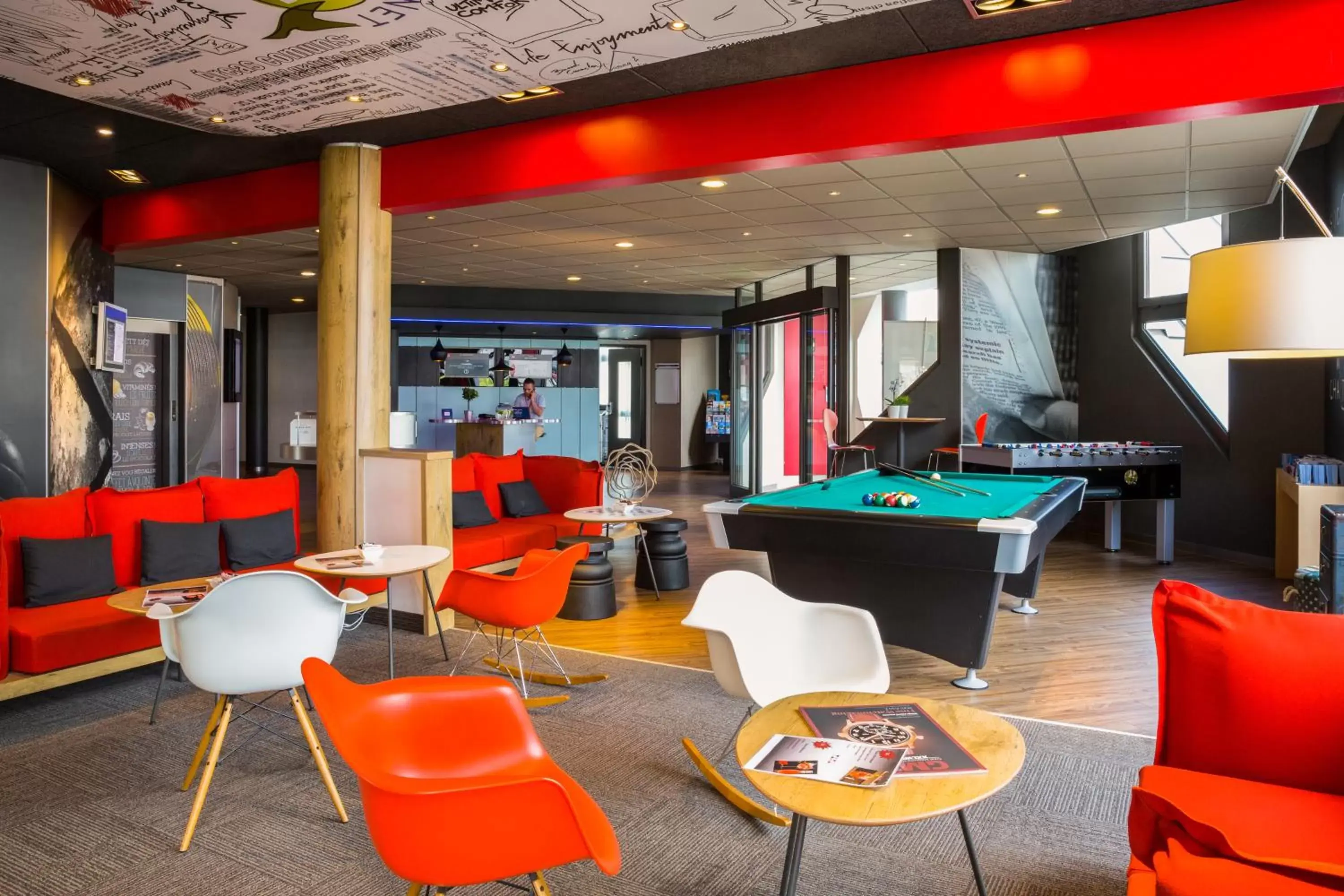 Communal lounge/ TV room, Billiards in ibis Lausanne Crissier