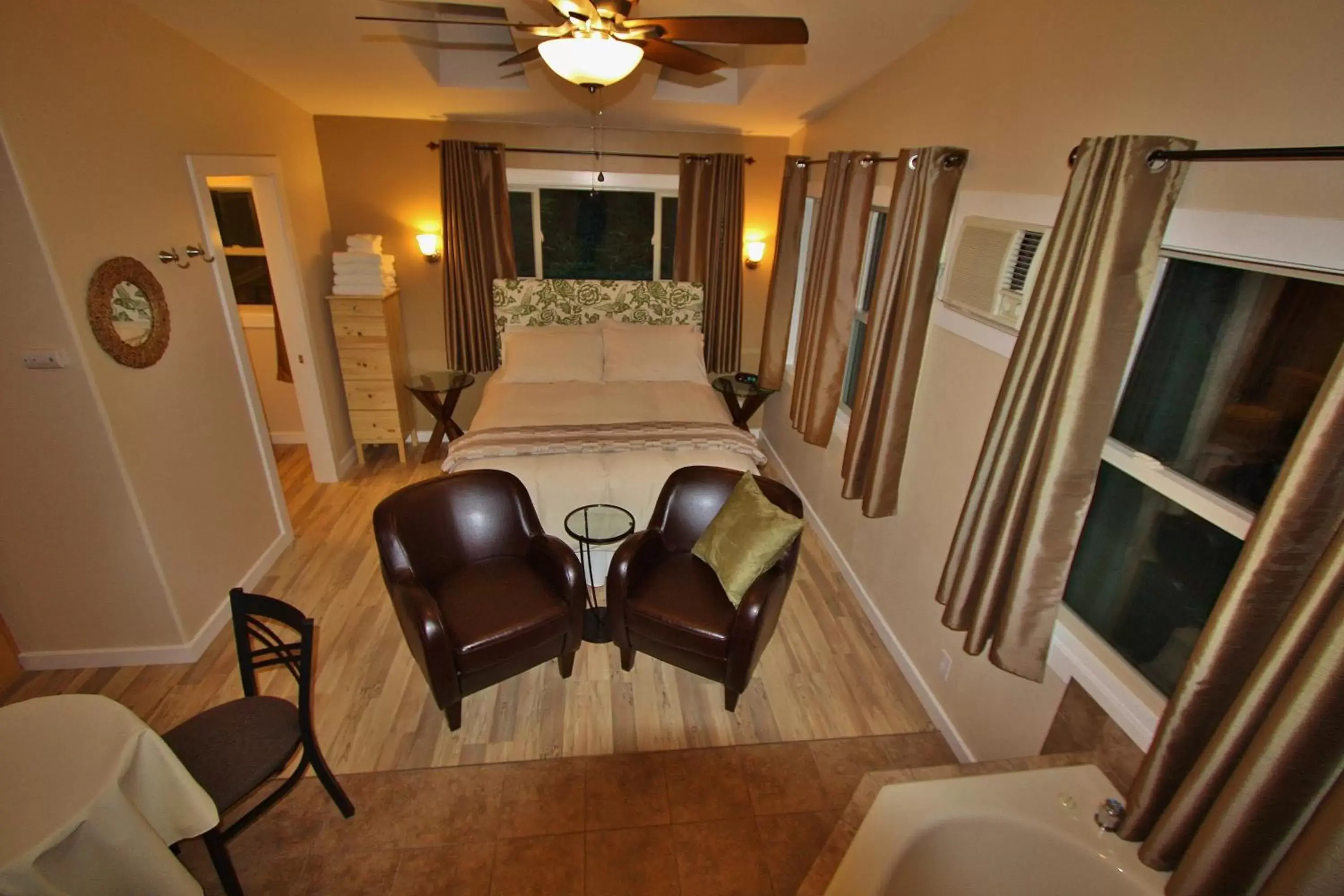 Photo of the whole room, Bed in The Inn at Shasta Lake