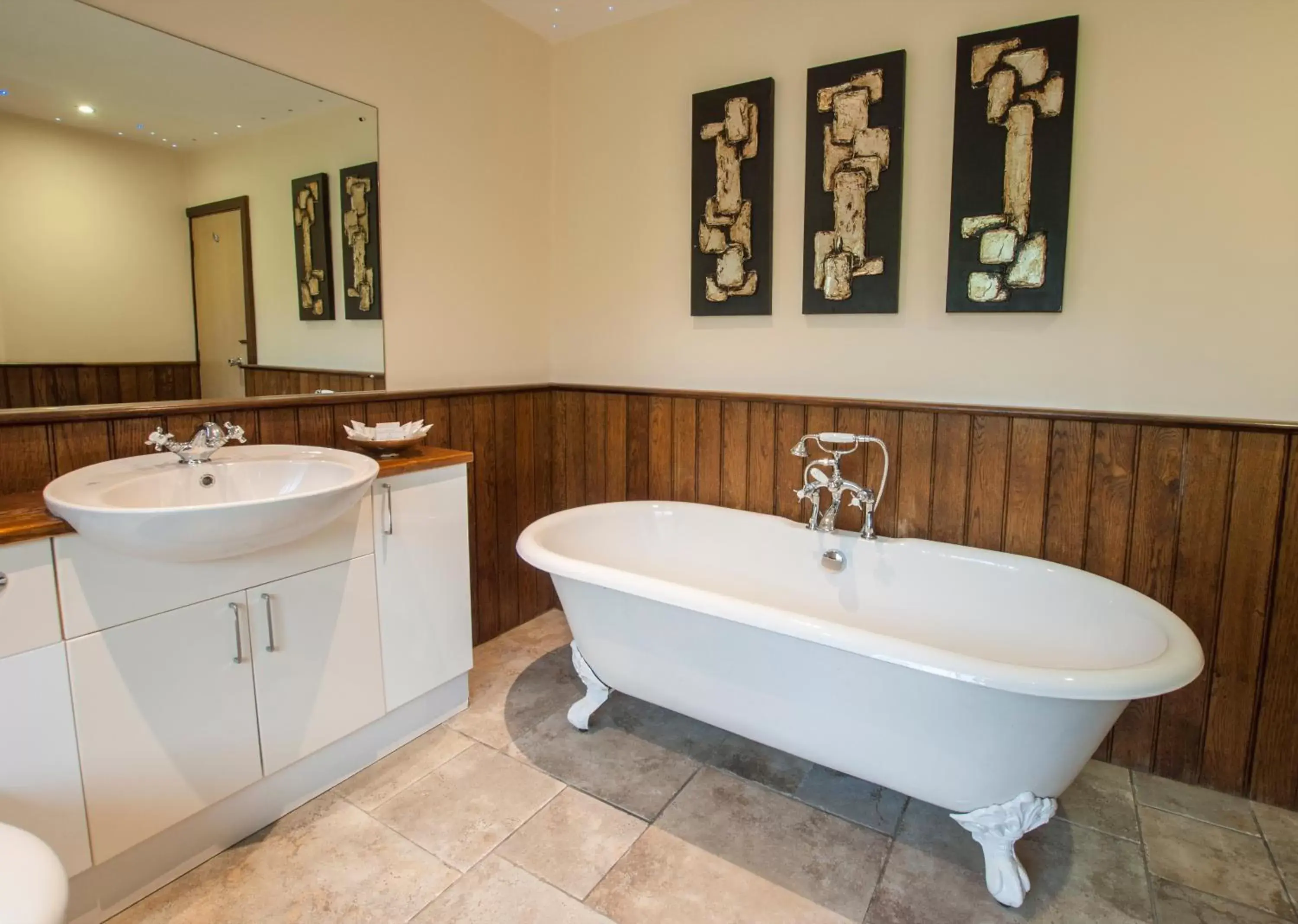 Bathroom in Exeter Court Hotel