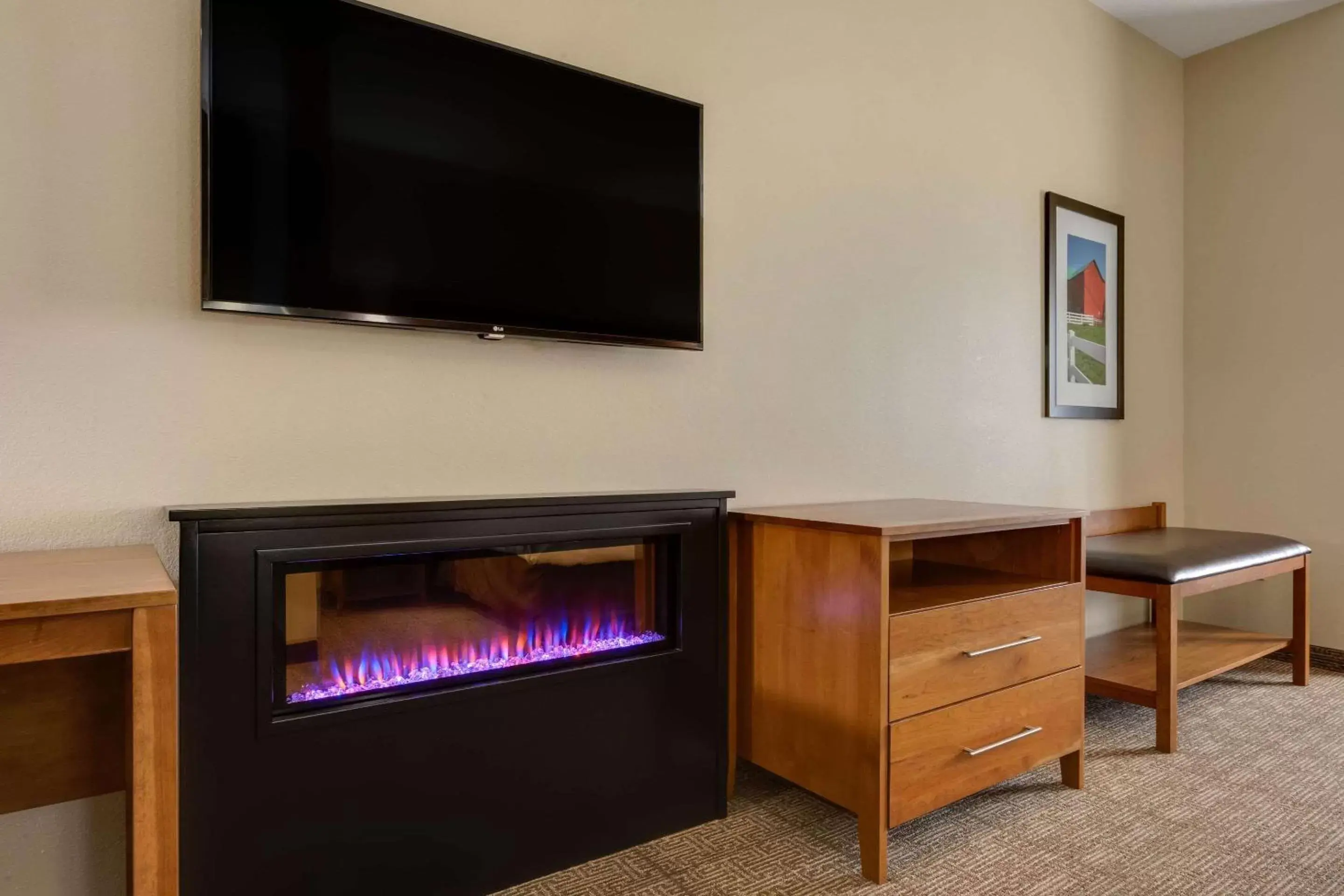 Bedroom, TV/Entertainment Center in Comfort Suites Hotel and Conference Center