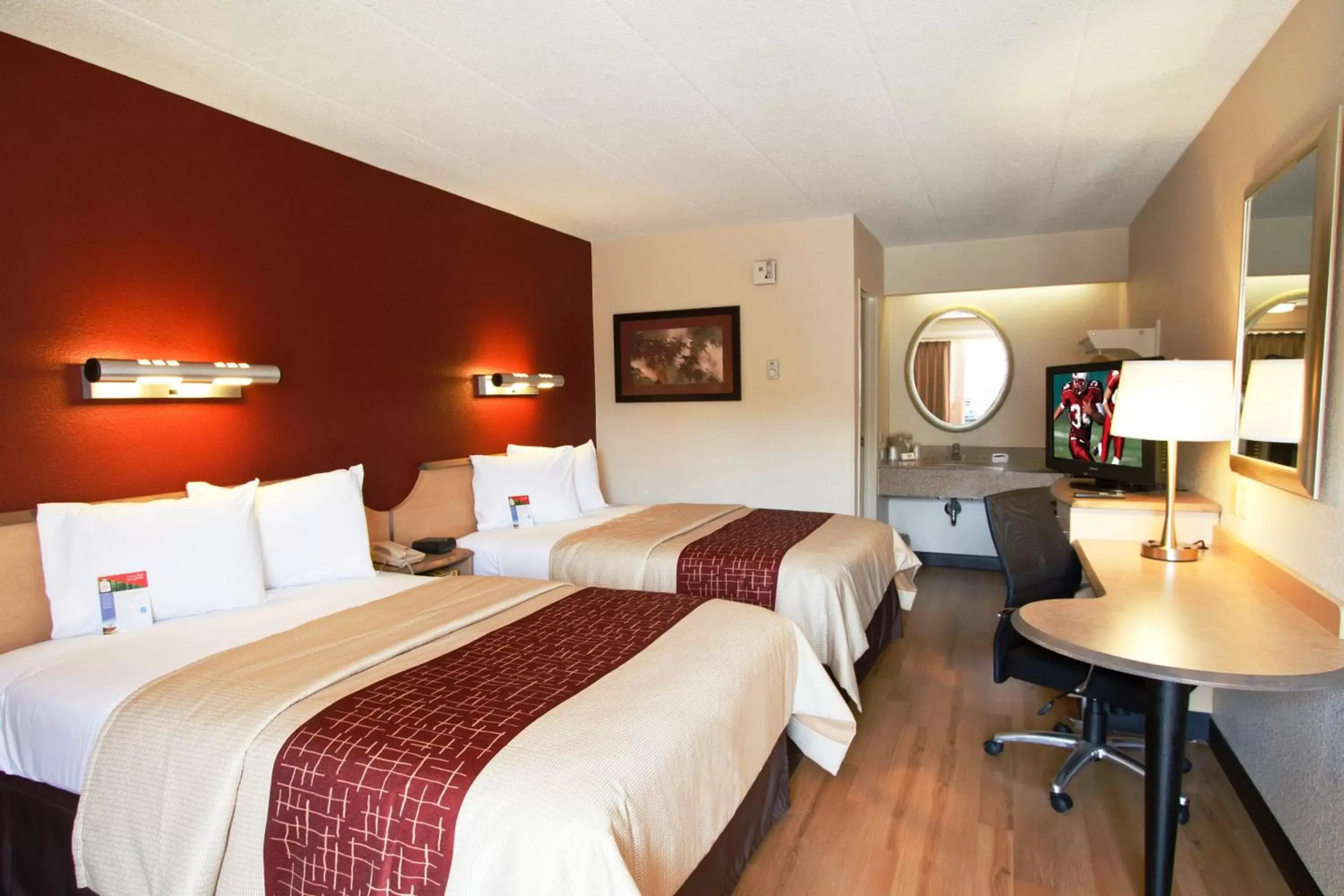 Photo of the whole room, Bed in Red Roof Inn Allentown Airport
