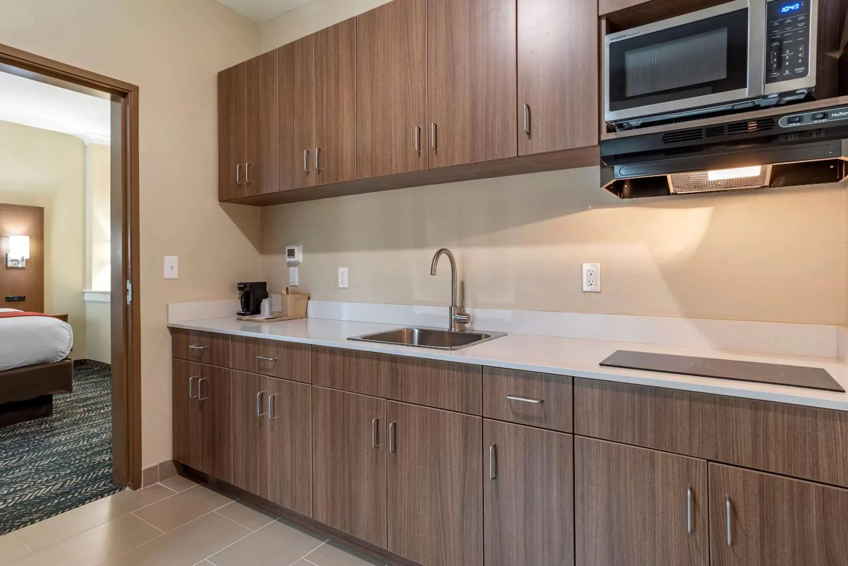 Photo of the whole room, Kitchen/Kitchenette in Comfort Inn & Suites Downtown near University