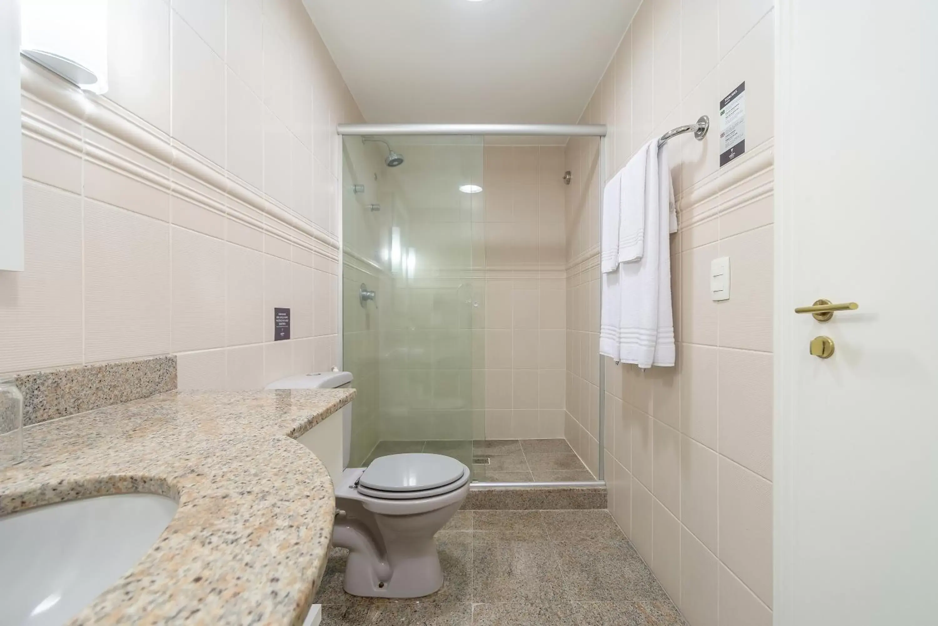 Bathroom in Manhattan Porto Alegre by Mercure