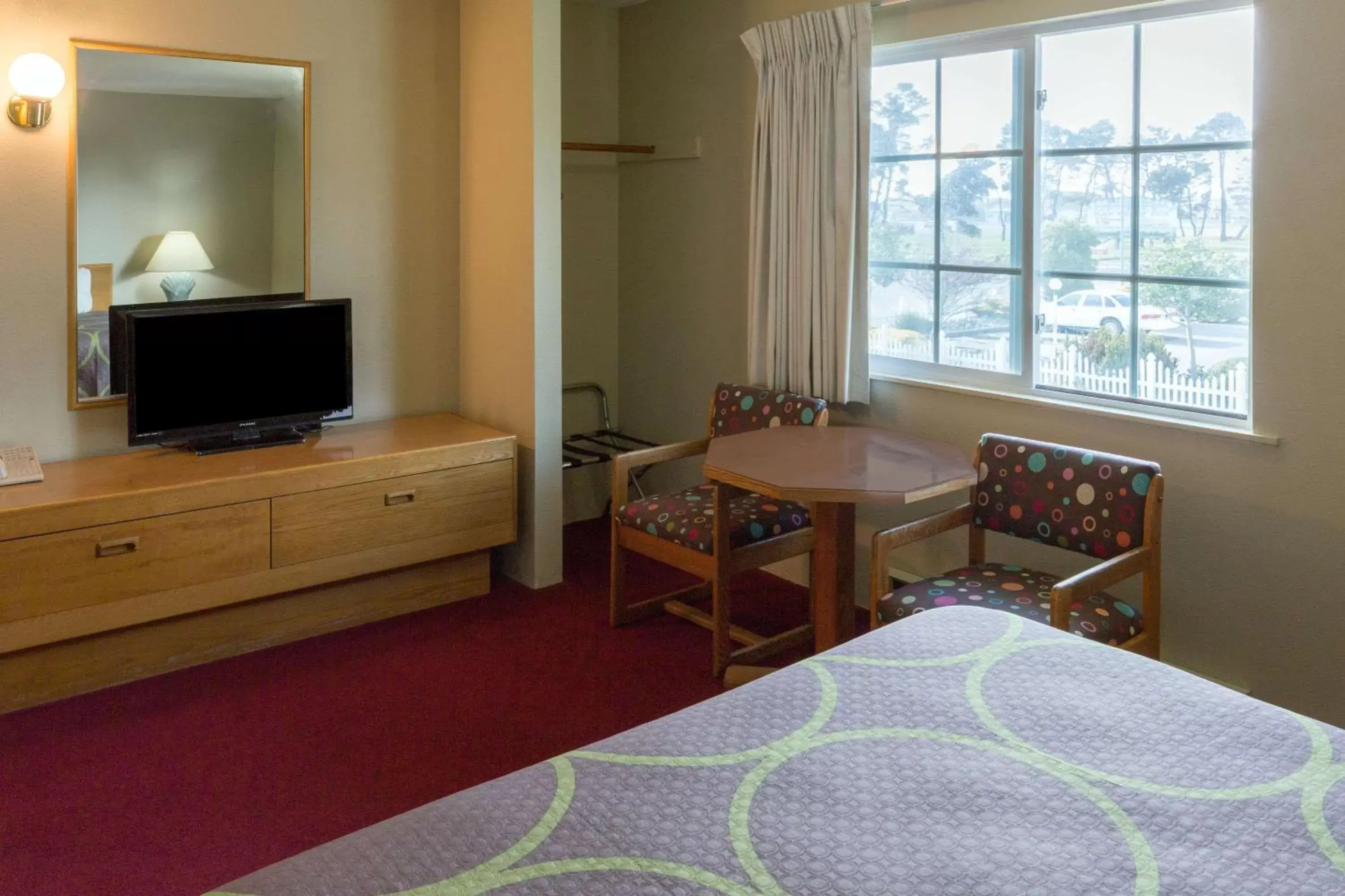 Photo of the whole room, Bed in Super 8 by Wyndham Crescent City